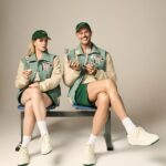 Chantal Janzen Instagram – ARIE & ME IN &C

‘Een fokking fít -special?’ Dat was mijn eerste reactie toen de redactie voorstelde om een fit-special te maken. Ik hou namelijk niet van sporten. Haat is een groot woord, maar ‘t komt erg dicht in de buurt. Ik vind er gewoon geen reet aan. Maar, ik doe het. Omdat het moet en omdat het erna, en soms pas op den duur, goed voelt. Ik train niet als ‘n gek, niet paar keer in de week, niet alsof ik ‘n gouden medaille moet halen. Fitless. Zo kan je mijn sportroutine het beste noemen. Mijn dansersleven was al van kinds af aan op de academie en daarna in theater, fysiek erg zwaar, maar hierdoor heb ik wel een lijf dat snel teruggaat in een voor mij acceptabele vorm. In mijn ogen dus hè, want je lijf is iets dat nooit oké lijkt te zijn. Adele die commentaar kreeg omdat ze flink is afgevallen en ‘Adele nu niet meer Adele is’, Anna Nooshin die na haar bevalling al snel een slank lijf had was ook niet ok volgens sommigen terwijl dat gewoon haar bouw is, soms lijkt niks goed genoeg. Terwijl, Anna is Anna, Vivian is Vivian, ik ben ik en jij bent jij. Miljuschka is prachtig in een lingerieset, Wendy is net zo mooi. Want: Zoveel mensen, zoveel lijven, zoveel smaken. Stop met vergelijken. Stop met spiegelen. Doe wat werkt voor jou. ‘N goed lijf ziet er in ieders ogen anders uit. Je hoeft je afgunst niet te etaleren onder een foto van mensen die hun lijf laten zien in lingerie of over sporten posten. Krijg er inspiratie en motivatie van. Zoek de beweging op die voor jou werkt. Of dat nou op dat Dag 1 of dag 682 is. Laat ze lekker joh. Een personal trainer is nl niet voor iedereen weggelegd en qua tijd is het ook vaak lastig. Dus bij deze een special met en voor alle lijven, en die je handleidingen geeft om in beweging te blijven èn fokking makkelijke gezonde recepten. En ja, jij kunt ook fitter worden. Als je wil. Echt. Lees het interview met leuke @arieboomsmainstagram maar. 
Dus: Go for it! Whatever ‘it’ in jouw ogen is. 
‘N gezonde leefstijl krijgen. Laten we daar eens mee beginnen. En laat ‘fit’ de kers op de taart -die je volgens Arie gewoon moet eten- zijn❤️

Fokking Makkelijk Fit-special. Nu in de winkel of online te bestellen via stories & link in bio.