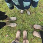 Chantal Janzen Instagram – Kerstvakantie in the Cotswolds❤️

1. Bob en z’n moeder

2. Onze treehouse voor de nacht. Zó gezellig was dit

3. Het hotel heeft voor iedere gast wellies klaarstaan bij hun huisje (zachte dikke rubberen laarzen in dit geval) en we wandelden naar ‘n dorpje. Voornamelijk in de modder. ASMR liefhebber? In m’n stories heb ik dan een toppertje voor je

4. Als ware Downton Abbey-fanaten liepen m’n man ik met (bijna te enge) blije grimassen rond. Sprookjesachtige dorpen en huizen hier

5. We zagen zelfs ‘n zeer knap house 

6. Wellies are my new thing

7. Hij vindt het nog steeds leuk met z’n ouders. 
Zegt ie. (Godzijdank🥹❤️)

8. Wellie & Wally: wannabe Downton Abbey-figuranten

9. Je kon buiten in bad. Waar toen een hert en eekhoorns voorbij kwamen, maar ik zag ze niet, Bobby zei het. Dus je kunt dit ook als níet waar beschouwen want kleuters zijn vaak zeer onbetrouwbaar in hun informatie

10. Dit was niet de naam van ons huisje
❤️