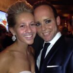 Chantal Janzen Instagram - Ik lunchte net met mn beste vriend, die dat nu al zo’n 25 jaar is. Liefde op het eerste Brabantse/Limburgse gezicht op de Jodenbreestraat op de @kunsthogeschool . Ons Hein uit Asten en ik oet Tegelen. Kuikens uit ‘t Zuiden waren we, die al die snelle types met grote bekken, dat was althans onze perceptie, in Amsterdam met hun harde G’s zeer overweldigend vonden. Wij bekeken het daar maar eens allemaal van een afstandje, en vonden na school ook samen onze weg in de theaterwereld. Dat kon nl ook zonder snelle grote bek. Dachten we, heh heh. Wat was het toen leuk samen. En nog steeds word ik altijd zo blij van hem. We maakten geen foto vandaag, want we lunchten. En we vergeten dat altijd. Want telefoons blijven dan in zakken. Dus dan maar even wat ouder materiaal. Goeie vrienden zijn fijn man. Zo, dat wilde ik even kwijt ❤️ *slide voor moois*