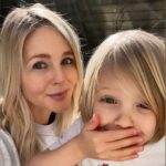 Chantal Janzen Instagram - Het was een mooie dag want de zon scheen en hij was mijn Zwaan Kleef Aan vandaag. En mooie dagen en kleine momenten moeten we koesteren in deze tijden. Morgen gaat ‘ie voor ‘t eerst wennen op de basisschool. Een klein, maar ook groot moment in zijn leven. En inmiddels weet ik gewoon zeker dat ze dat wennen niet in ‘t leven hebben geroepen voor de kinderen. #slik #bitterzoet #bob #jalachmaaromjemoeder #wennon