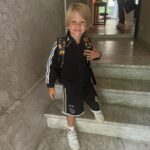 Chantal Janzen Instagram - Daar ging Sjaak Swart vanochtend. Ik had een totaal andere outfit in mn hoofd (kleurrijk en nieuw) maar zoals dat bij kinderen gaat is de kledingkeuze vrijwel niet (meer) te sturen. Dus daar ging hij, in een veel te grote voetbalbroek die hij laatst vond achterin de kast van zn broer, zwart tshirt, zwart jackie, maar wel met nieuwe rugtas. Ik was trots, blij, en ja ok een hele kleine brok voelde ik wel in mn keel. Maar vooral blij voor hèm, om hem zijn wereld weer een stukje groter te laten maken. Groep 1, let’s go. Op naar een mooi nieuw schooljaar ❤️ #nietbangomeentegrotebroekaantetrekken Hoe ging t vanochtend bij jullie? Moeilijk? Janken? Bijna-janken, met brok in de keel? Ging de vlag uit? Of mocht je niet eens meer mee naarbinnen?