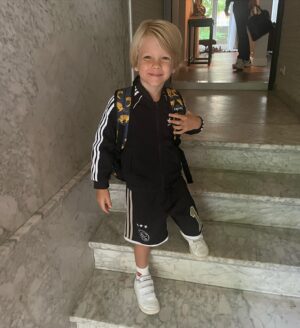 Chantal Janzen Instagram - Daar ging Sjaak Swart vanochtend. Ik had een totaal andere outfit in mn hoofd (kleurrijk en nieuw) maar zoals dat bij kinderen gaat is de kledingkeuze vrijwel niet (meer) te sturen. Dus daar ging hij, in een veel te grote voetbalbroek die hij laatst vond achterin de kast van zn broer, zwart tshirt, zwart jackie, maar wel met nieuwe rugtas. Ik was trots, blij, en ja ok een hele kleine brok voelde ik wel in mn keel. Maar vooral blij voor hèm, om hem zijn wereld weer een stukje groter te laten maken. Groep 1, let’s go. Op naar een mooi nieuw schooljaar ❤️ #nietbangomeentegrotebroekaantetrekken
Hoe ging t vanochtend bij jullie? Moeilijk? Janken? Bijna-janken, met brok in de keel? Ging de vlag uit? Of mocht je niet eens meer mee naarbinnen?