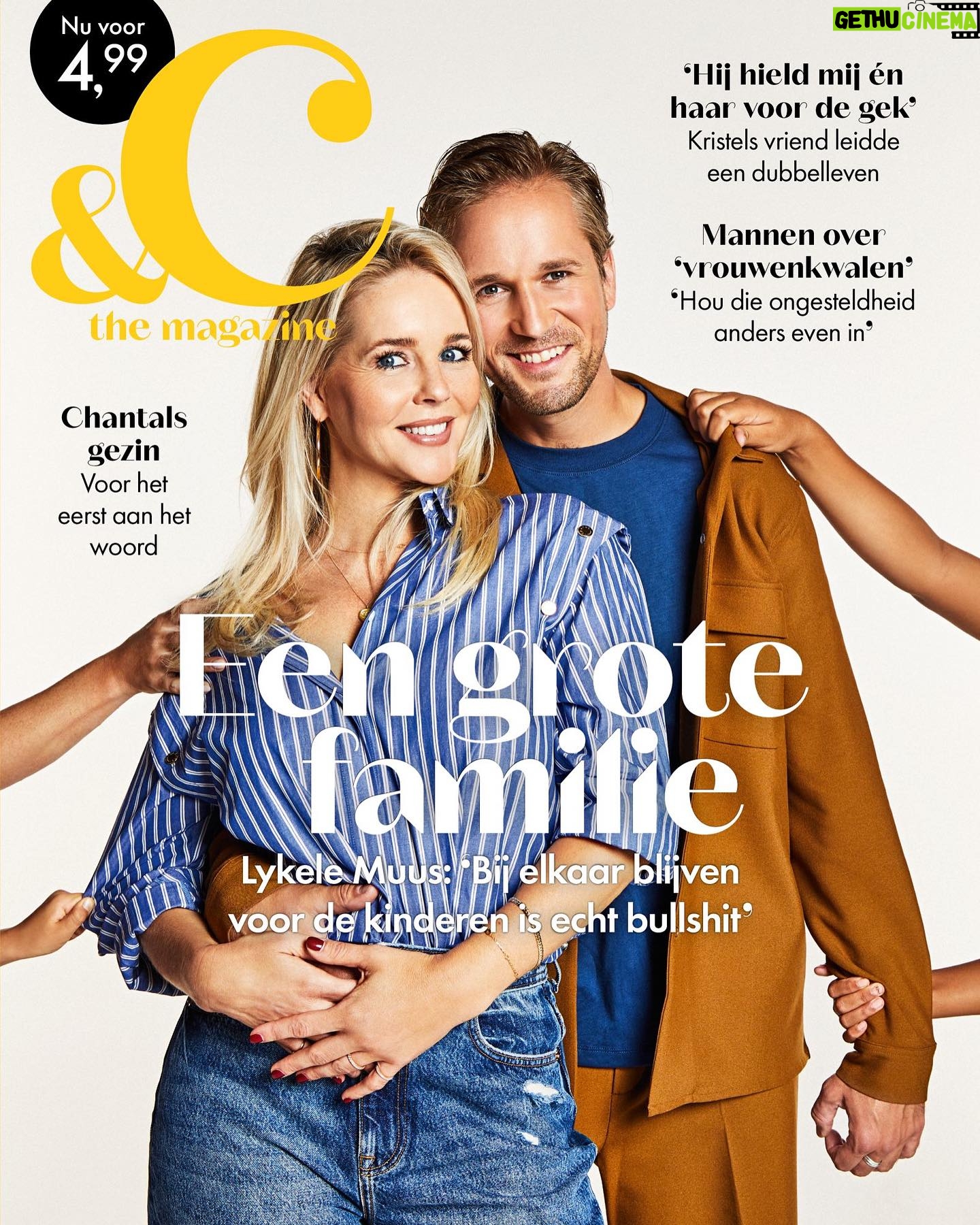 Chantal Janzen Instagram - Zie hier de cover van ons nieuwste nummer! Een heerlijk, eerlijk, leerzaam maar vooral mooi en goed nummer over andere het bonus- en stiefouderschap, bonusfamilies, samengestelde gezinnen, modern family’s, of hoe je het ook wilt noemen. Met op de cover mijn zeerrrr gewaardeerde collega, acteur Lykele Muus, die in ons groot interview staat, waarin hij vertelt over zijn eigen ‘modern family’. We spelen beiden, samen met een fantastische cast, vanaf aanstaande zaterdag 14 oktober in de nieuwe serie ‘Eén grote familie’. Een serie die gaat over het wel en wee van een samengesteld gezin. Verder komen in het magazine mensen aan het woord die zelf een samengesteld gezin hebben of bonusouder zijn. Ook komen mijn eigen kinderen en bonuskinderen, voor het eerst, aan het woord over ons eigen gezin, waar ik al 16 jaar zeer gelukkig mee en übertrots op ben. Dit nieuwe nummer ligt vanaf nu in de winkels en is online te bestellen. Een prachtige, liefdevolle editie.💙 Fotografie: @ruudjanssengraphy Haar & makeup: @lecolook Styling: @kelly_huijsman_styling