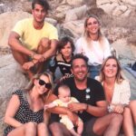 Chantal Janzen Instagram - Kijk nou even, hoe mooi deze mensen zijn waarmee ik hier op de foto sta. Die drie grootste kreeg ik zomaar kado, de mooiste drie kado’s in m’n leven, en die jongste twee moest ik zelf fabriceren en werpen, en zijn de twee mooiste creaties in m’n leven. Alles bij elkaar: mijn grootste geluk, en dit alles door, en met m’n grootste liefde het midden. ❤️ Die dit soort posts zeer ongemakkelijk vindt en een hekel heeft aan odes aan partners op instagram. En dat vind IK dan weer leuk omdat ik hem hiermee heerlijk kan irriteren. Tschüssssss🎉👋🏼☀️ #vaderdag