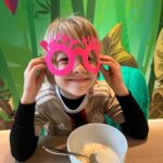 Chantal Janzen Instagram - Vanochtend kom ik in de keuken, zat ie zo aan het ontbijt. Omdat het feest is vandaag? Omdat hij iets anders te vieren heeft? Nee, gewoon, ‘omdat het donderdag is’. And that’s how we roll, lieve mensen. ❤️🎉 #thatsthespirit