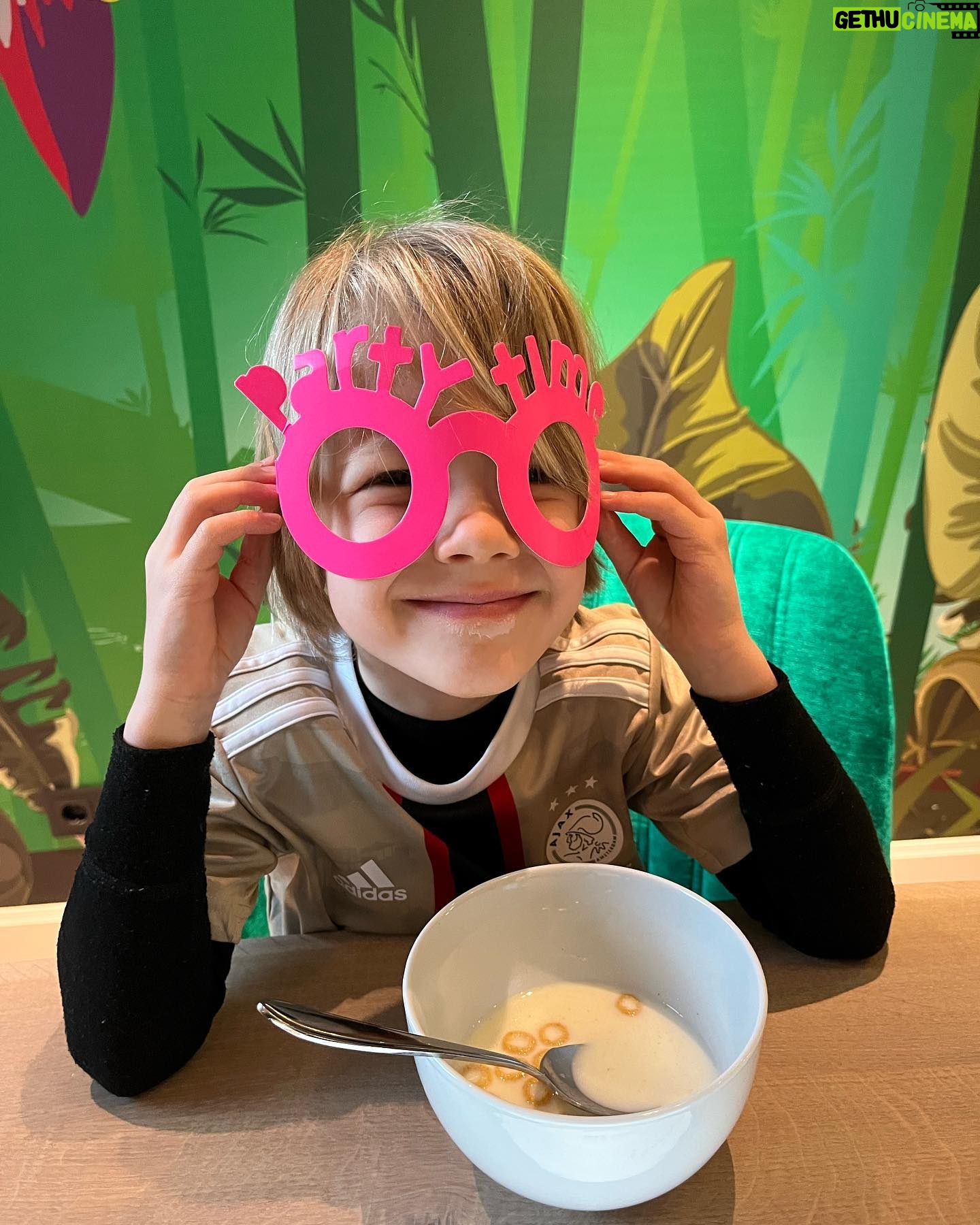 Chantal Janzen Instagram - Vanochtend kom ik in de keuken, zat ie zo aan het ontbijt. Omdat het feest is vandaag? Omdat hij iets anders te vieren heeft? Nee, gewoon, ‘omdat het donderdag is’. And that’s how we roll, lieve mensen. ❤️🎉 #thatsthespirit