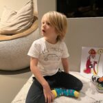 Chantal Janzen Instagram - Grote broers kunnen vanaf een bepaalde leeftijd hun kleine broertje helemaal gek maken in Sinterklaas-tijd. Zo kun je deze foto noemen. #kijkdatverbaasdegezichtje #jemoetaltijdtweeliedjeszingen #alsjeniethardgenoegzingtkomtieniet #hetpaardkomtookdoordeschoorsteen #sintgaatsnachtsindekeukeneentostimaken #ofeeneibakken #daarnagaatiehierookkakken #enneemtjeschoenmee #tisweerzover