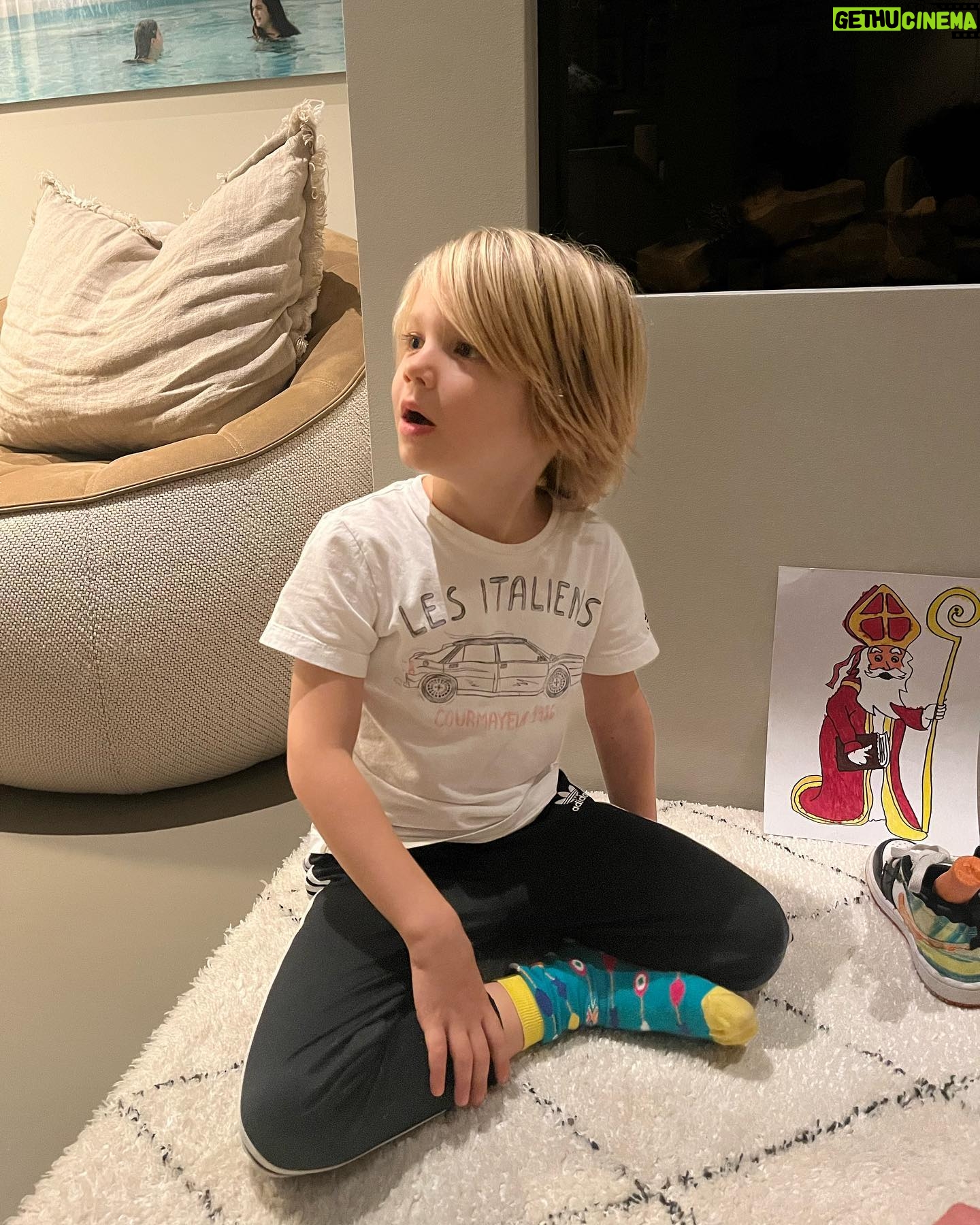 Chantal Janzen Instagram - Grote broers kunnen vanaf een bepaalde leeftijd hun kleine broertje helemaal gek maken in Sinterklaas-tijd. Zo kun je deze foto noemen. #kijkdatverbaasdegezichtje #jemoetaltijdtweeliedjeszingen #alsjeniethardgenoegzingtkomtieniet #hetpaardkomtookdoordeschoorsteen #sintgaatsnachtsindekeukeneentostimaken #ofeeneibakken #daarnagaatiehierookkakken #enneemtjeschoenmee #tisweerzover