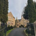Chantal Janzen Instagram – Kerstvakantie in the Cotswolds❤️

1. Bob en z’n moeder

2. Onze treehouse voor de nacht. Zó gezellig was dit

3. Het hotel heeft voor iedere gast wellies klaarstaan bij hun huisje (zachte dikke rubberen laarzen in dit geval) en we wandelden naar ‘n dorpje. Voornamelijk in de modder. ASMR liefhebber? In m’n stories heb ik dan een toppertje voor je

4. Als ware Downton Abbey-fanaten liepen m’n man ik met (bijna te enge) blije grimassen rond. Sprookjesachtige dorpen en huizen hier

5. We zagen zelfs ‘n zeer knap house 

6. Wellies are my new thing

7. Hij vindt het nog steeds leuk met z’n ouders. 
Zegt ie. (Godzijdank🥹❤️)

8. Wellie & Wally: wannabe Downton Abbey-figuranten

9. Je kon buiten in bad. Waar toen een hert en eekhoorns voorbij kwamen, maar ik zag ze niet, Bobby zei het. Dus je kunt dit ook als níet waar beschouwen want kleuters zijn vaak zeer onbetrouwbaar in hun informatie

10. Dit was niet de naam van ons huisje
❤️