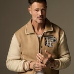 Chantal Janzen Instagram – ARIE & ME IN &C

‘Een fokking fít -special?’ Dat was mijn eerste reactie toen de redactie voorstelde om een fit-special te maken. Ik hou namelijk niet van sporten. Haat is een groot woord, maar ‘t komt erg dicht in de buurt. Ik vind er gewoon geen reet aan. Maar, ik doe het. Omdat het moet en omdat het erna, en soms pas op den duur, goed voelt. Ik train niet als ‘n gek, niet paar keer in de week, niet alsof ik ‘n gouden medaille moet halen. Fitless. Zo kan je mijn sportroutine het beste noemen. Mijn dansersleven was al van kinds af aan op de academie en daarna in theater, fysiek erg zwaar, maar hierdoor heb ik wel een lijf dat snel teruggaat in een voor mij acceptabele vorm. In mijn ogen dus hè, want je lijf is iets dat nooit oké lijkt te zijn. Adele die commentaar kreeg omdat ze flink is afgevallen en ‘Adele nu niet meer Adele is’, Anna Nooshin die na haar bevalling al snel een slank lijf had was ook niet ok volgens sommigen terwijl dat gewoon haar bouw is, soms lijkt niks goed genoeg. Terwijl, Anna is Anna, Vivian is Vivian, ik ben ik en jij bent jij. Miljuschka is prachtig in een lingerieset, Wendy is net zo mooi. Want: Zoveel mensen, zoveel lijven, zoveel smaken. Stop met vergelijken. Stop met spiegelen. Doe wat werkt voor jou. ‘N goed lijf ziet er in ieders ogen anders uit. Je hoeft je afgunst niet te etaleren onder een foto van mensen die hun lijf laten zien in lingerie of over sporten posten. Krijg er inspiratie en motivatie van. Zoek de beweging op die voor jou werkt. Of dat nou op dat Dag 1 of dag 682 is. Laat ze lekker joh. Een personal trainer is nl niet voor iedereen weggelegd en qua tijd is het ook vaak lastig. Dus bij deze een special met en voor alle lijven, en die je handleidingen geeft om in beweging te blijven èn fokking makkelijke gezonde recepten. En ja, jij kunt ook fitter worden. Als je wil. Echt. Lees het interview met leuke @arieboomsmainstagram maar. 
Dus: Go for it! Whatever ‘it’ in jouw ogen is. 
‘N gezonde leefstijl krijgen. Laten we daar eens mee beginnen. En laat ‘fit’ de kers op de taart -die je volgens Arie gewoon moet eten- zijn❤️

Fokking Makkelijk Fit-special. Nu in de winkel of online te bestellen via stories & link in bio.