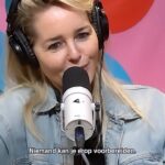 Chantal Janzen Instagram - Ik mocht met Pepijn praten over moeder zijn, vader zijn, ouderschap, over onderdeel zijn van een samengesteld gezin. Over hoe tegenwoordig mij niets gelukkiger maakt dan samen zijn mèt dat samengestelde gezin, over hoe lastig dat vroeger soms was, en hoe we dat overwonnen hebben. Over hoeveel geluk ik heb met mijn bonuskinderen omdat ze zijn wie ze zijn. Dat dat komt door hun geweldige vader en hun dito moeder. Over hoe groot mijn liefde voor mijn geliefde is, over hoe heftig ik het vond om op mijn 27e stiefmoeder te worden, (ja je leest het goed, Pepijn en ik hebben niets tegen het woord stiefmoeder), en hoe nog heftiger ik het vond om zelf moeder te worden. Ook kwam aan bod dat je je als ouder vaak verscheurd voelt, dat je als stiefouder jaloers kunt zijn op je bonus/stiefkinderen, en dat dat normaal en ok is. Dat vooral in dit soort situaties communicatie DE sleutel tot succes is. Praten, uitspreken, ventileren, en dat op repeat. En hoe goed we het ook denken te weten, we toch allemaal maar wat aankloten. We spraken ook over de opnames van de serie die ik al zolang wilde maken en op dit moment ook daadwerkelijk aan het draaien ben over samengestelde gezinnen. Mijn man en twee zoons spraken nog een boodschap in met woorden over mij, die lief maar vooral geestig was. Want dat zijn ze. Ik vertelde ook dat alle basis die mij sterk en gelukkig maakt, enkel en alleen begonnen is bij de liefde van mijn liefste ouders. Ook hadden we het erover dat we als (bonus/stief)ouders zijnde, er allemaal het beste van proberen te maken. En dat dat soms lukt, en soms helemaal mislukt. En dat ook dàt ok is. Kortom: er was heel veel ‘ok’, aan dit gesprek. Luister maar. Dank Pepijn❤️ @faberyayo Swipe up in mijn stories om te luisteren Podcast V4der @destroommedia @faberyayo