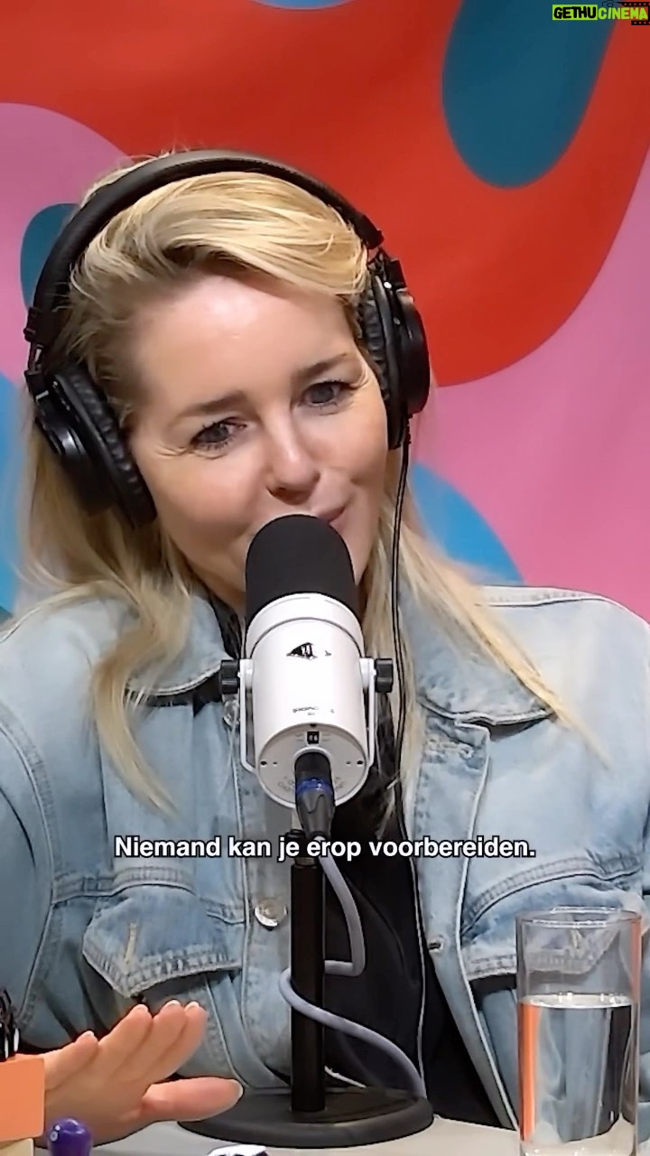 Chantal Janzen Instagram - Ik mocht met Pepijn praten over moeder zijn, vader zijn, ouderschap, over onderdeel zijn van een samengesteld gezin. Over hoe tegenwoordig mij niets gelukkiger maakt dan samen zijn mèt dat samengestelde gezin, over hoe lastig dat vroeger soms was, en hoe we dat overwonnen hebben. Over hoeveel geluk ik heb met mijn bonuskinderen omdat ze zijn wie ze zijn. Dat dat komt door hun geweldige vader en hun dito moeder. Over hoe groot mijn liefde voor mijn geliefde is, over hoe heftig ik het vond om op mijn 27e stiefmoeder te worden, (ja je leest het goed, Pepijn en ik hebben niets tegen het woord stiefmoeder), en hoe nog heftiger ik het vond om zelf moeder te worden. Ook kwam aan bod dat je je als ouder vaak verscheurd voelt, dat je als stiefouder jaloers kunt zijn op je bonus/stiefkinderen, en dat dat normaal en ok is. Dat vooral in dit soort situaties communicatie DE sleutel tot succes is. Praten, uitspreken, ventileren, en dat op repeat. En hoe goed we het ook denken te weten, we toch allemaal maar wat aankloten. We spraken ook over de opnames van de serie die ik al zolang wilde maken en op dit moment ook daadwerkelijk aan het draaien ben over samengestelde gezinnen. Mijn man en twee zoons spraken nog een boodschap in met woorden over mij, die lief maar vooral geestig was. Want dat zijn ze. Ik vertelde ook dat alle basis die mij sterk en gelukkig maakt, enkel en alleen begonnen is bij de liefde van mijn liefste ouders. Ook hadden we het erover dat we als (bonus/stief)ouders zijnde, er allemaal het beste van proberen te maken. En dat dat soms lukt, en soms helemaal mislukt. En dat ook dàt ok is. Kortom: er was heel veel ‘ok’, aan dit gesprek. Luister maar. Dank Pepijn❤️ @faberyayo Swipe up in mijn stories om te luisteren Podcast V4der @destroommedia @faberyayo