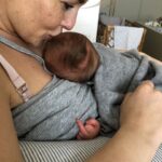 Chantal Janzen Instagram – 29 maart 2018. Om 07.30u belde ik naar de afdeling Verloskunde om te vragen hoe laat we mochten komen. We wisten dat ik op deze dag ingeleid zou worden. Om 11u stonden we op de gang daar, en zagen we dat de verloskamers namen van landen hadden. We stonden het dichtste bij ‘Mexico’, maar die wilden we niet want daar hebben we allebei iets tegen. Leg ik nog wel ‘s uit. 
We kregen kamer Mexico. Er volgden weeënopwekkers door middel van een infuus en ze braken m’n vliezen. Rond 17u was er 4 centimeter ontsluiting. Gelukkig dacht ie toen nog niet ‘laat ik eens komen’ want dan had ik nooit meer kunnen fietsen, onder andere. Rond 17.40u zei ik tegen Marco dat ik zin had in bozen en frambessen. En de morfinepomp was nog niet eens aangesloten. En toen volgde een super uurtje: weeënstorm. Ik probeerde uit te tunen maar had op dat moment het gevoel alsof ik vanaf m’n maag en m’n hele onderkant in een doorgedraaide shredder vastzat. Ik zei dat de ruggenprik nu wel mocht komen. Op het moment dat de anesthesist middenin een van de pijnlijkste weeën zei ‘Je moet nu voorover bukken’ wilde ik op dat moment roepen ‘Sterf Jeroen’ maar ik zei OOOKEEEEEE en dat was beter. Voor Jeroen. 
Om 22.30u werd er een kindje geboren wat niet huilde, waar ik van schrok en daarom riep ‘Gaat het goed met ‘m??’ Alles was ok. Hij had een glimlach op z’n gezicht. Achteraf dacht ik dat ik dit alleen zag door de morfinepomp, maar Marco zag het ook. ‘Als je zelf naar het toilet bent geweest mag je naar huis’, zei de verpleegkundige. Ik zei, met 4 verse hechtingen: ‘Nou ik weet één ding: ik ga nooit meer poepen’. 
‘Jawel’, zei ze resoluut, ‘dat doe jij wel mevrouwtje’, zei ze met een heerlijk accent door haar Surinaamse roots. 
Om 04.00u ‘s nachts kwamen we thuis en maakten we James, Isaa en Zion wakker, Essie via facetime. We legden Bobby naast James in bed en ik heb van geluk heel lang gehuild. Ik keek naar Bobby en dacht: Alles is goed. 
Jouw oma, mijn moeder, noemt jou ‘De eeuwige glimlach’. En daar heeft ze gelijk in. 
We houden met z’n allen zo van jou, onze kleine geluksbrenger. Je bent een zon in zoveel levens. En nu ben je 6. Ik verheug me op alles wat nog komen gaat met jou. ❤️🎈