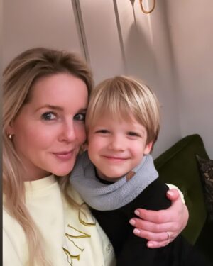 Chantal Janzen Instagram - Bob heeft eergisteren een ouwe sjaal gevonden in onze jassenkast en heeft deze nu het liefst 24/7 om. Ook binnen. We kunnen nergens heen zonder die sjaal. What happened to bijvoorbeeld a good old knuffel die kinderen overal mee naartoe willen slepen? Als ie gaat eten ligt die sjaal naast ‘m. Als ie gaat slapen moet ie op zn nachtkastje. Het is het eerste wat ie ‘s ochtends om doet. Een frikkin’ sjáál. Waarom? Wij hebben werkelijk geen idee. Het is een grijze. Fijn gebreid. En misschien is dat ‘t, dat fijngebreide. Hij vindt ‘m in ieder geval prachtig. Doet ‘m bij werkelijk iedere outfit om en zegt dan trots in de spiegel: ‘Kijk -diepe zucht- ik vind ‘m SO mooi’... 
Wat ik wèl weet: als we dit eerder hadden geweten waren we met Sinterklaas veel goedkoper uit geweest. 
Van Spidermanpak naar sjaal. Progressie of creatieve armoe, of juist duurzaam minimalisme ten top? 
Verder kunnen jullie met deze informatie net zoveel als met een ouwe grijze sjaal: vrij weinig. Al denkt niet iedereen er zo over. Dat blijkt maar weer. 
Groetjes van deze stylist en zn moeder👋🏼❤️

#geenoogmeervoorznanderespullen #asosjaal #sjalom