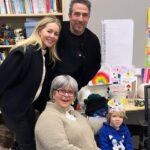 Chantal Janzen Instagram - 2023 > 2013 Brok in de keel-ochtend. De allerleukste kleuterjuf van het westelijk halfrond gaat met pensioen. Vandaag is haar laatste werkdag. 10 jaar geleden kwam onze James bij haar in groep 1, en hoe bijzonder dat 10 jaar later onze Bob ook bij haar in de klas mocht komen. 33 jaar heeft Brabantse Emmie haar leven gewijd aan het onderwijs. Man wat is het toch fijn dat je kind zich op zn gemak voelt bij zn docent, en dat je als ouder een goed en veilig gevoel hebt als je je kind ‘s ochtends blij en relaxt naar zn leraar ziet hobbelen. Dankjewel voor de geweldige liefdevolle en vrolijke jaren liefste juf Emmie, geniet van je vrije tijd, van het oma-zijn en van Roy, die jou nu iedere dag thuis heeft. Zet ‘m op Roy. (Roy is haar man) Dank dat onze kinderen mede door jou stug doorgaan met het spreken met een zachte G. Emmie, je zit voor altijd in ons hart💛 En jullie vinden het denk ik normaal en vanzelfsprekend, beste mensen in het onderwijs, dat je een kind liefdevol behandeld, een kind echt ‘ziet’ en dat het zich veilig voelt, maar dat is voor het kind zelf èn voor de ouders echt goud waard, toch? Shout-out naar alle mensen in het onderwijs zo vlak voor de vakantie 💛 #onsemmie