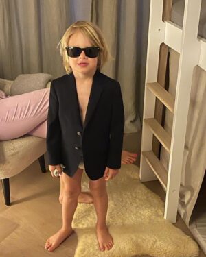 Chantal Janzen Instagram - Bobby: ‘Mama ik wil geen pyjama meer aan in bed ik wil iets anders aan als ik ga slapen’
Ik: ‘Ok wat dan?’
Bobby: ‘Ik ga het nu aandoen en jij mag niet kijken’
Resultaat👆🏼

Ok welterusten. 

#bobstyle #thegreatestshowman #waaromsimpelalshetookinstijlkan #primajoh