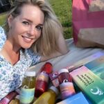 Chantal Janzen Instagram – ‘Zouden jullie het leuk vinden om met ons jullie EIGEN &C foodproducten te maken, van hoe ze eruitzien tot hoe ze smaken?’ 
Eh… JA! Hier hoefden we niet lang over na te denken. Zie hier, al onze favorieten van &C x Flink bij elkaar. Dit was als merk zo leuk om te maken: Koffie, chocolade en juices, DE favoriete versnaperingen bij ons op de redactie. En dan ook nog eens allemaal in onze &C-stijl en kleurenpallet, echt een plaatje toch? Vind ik wel. De smaken zijn ook nog ‘s verrukkelijk, en dat jullie daar ook zo over denken, vinden we geweldig! 
En vanaf nu kun je niet alleen deze, maar alle Flink-producten overal laten bezorgen, ja ook in het park! Of op ‘t strand, speeltuin, waar je ook bent. 
Met de code ANDCFLINK ontvang je als nieuwe klant €15 korting op je eerste bestelling vanaf €30. Geniet ervan! ☀️
De blije photobomber met chocosnoet krijg je er niet bij, sorry.