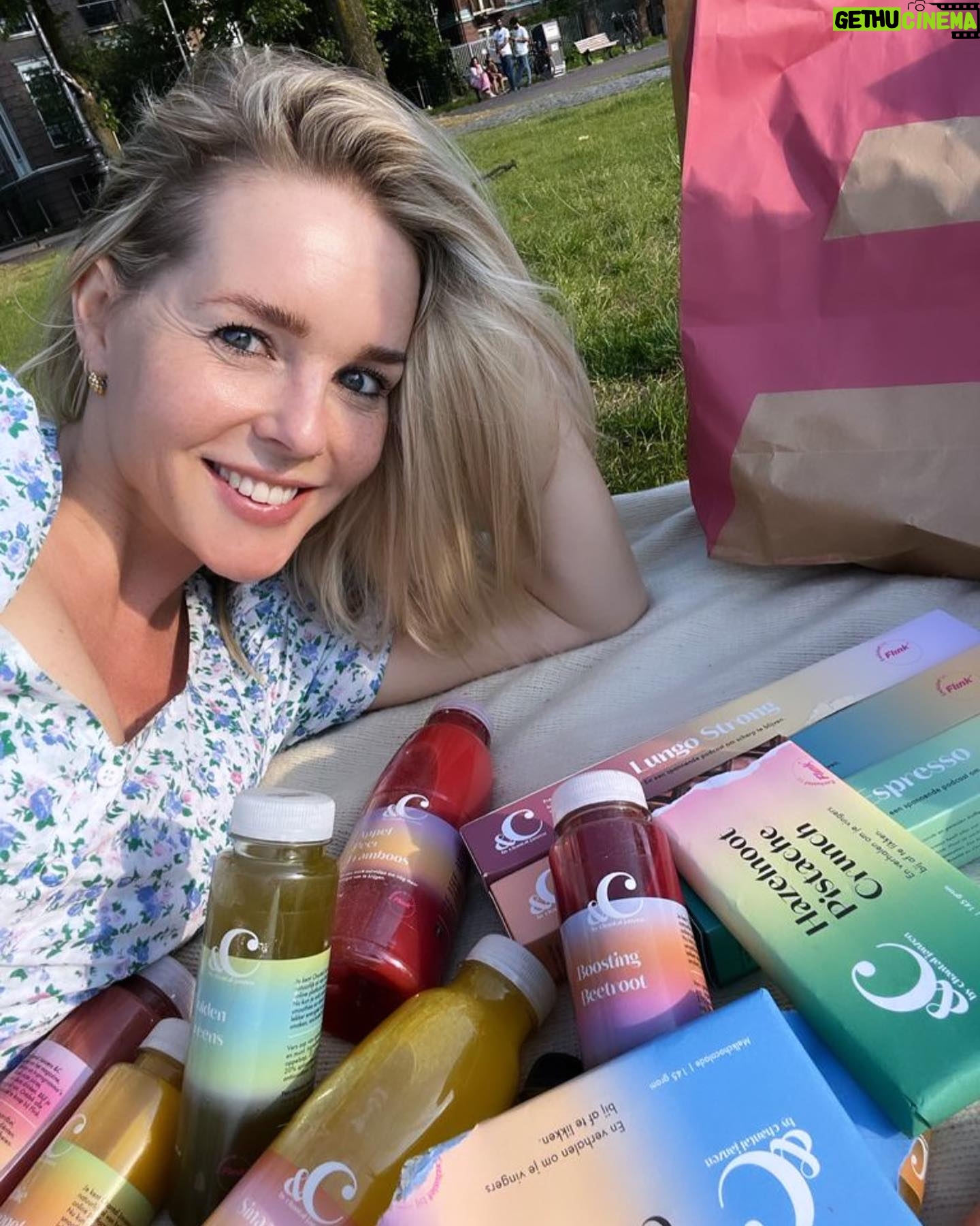 Chantal Janzen Instagram - ‘Zouden jullie het leuk vinden om met ons jullie EIGEN &C foodproducten te maken, van hoe ze eruitzien tot hoe ze smaken?’ Eh… JA! Hier hoefden we niet lang over na te denken. Zie hier, al onze favorieten van &C x Flink bij elkaar. Dit was als merk zo leuk om te maken: Koffie, chocolade en juices, DE favoriete versnaperingen bij ons op de redactie. En dan ook nog eens allemaal in onze &C-stijl en kleurenpallet, echt een plaatje toch? Vind ik wel. De smaken zijn ook nog ‘s verrukkelijk, en dat jullie daar ook zo over denken, vinden we geweldig! En vanaf nu kun je niet alleen deze, maar alle Flink-producten overal laten bezorgen, ja ook in het park! Of op ‘t strand, speeltuin, waar je ook bent. Met de code ANDCFLINK ontvang je als nieuwe klant €15 korting op je eerste bestelling vanaf €30. Geniet ervan! ☀️ De blije photobomber met chocosnoet krijg je er niet bij, sorry.