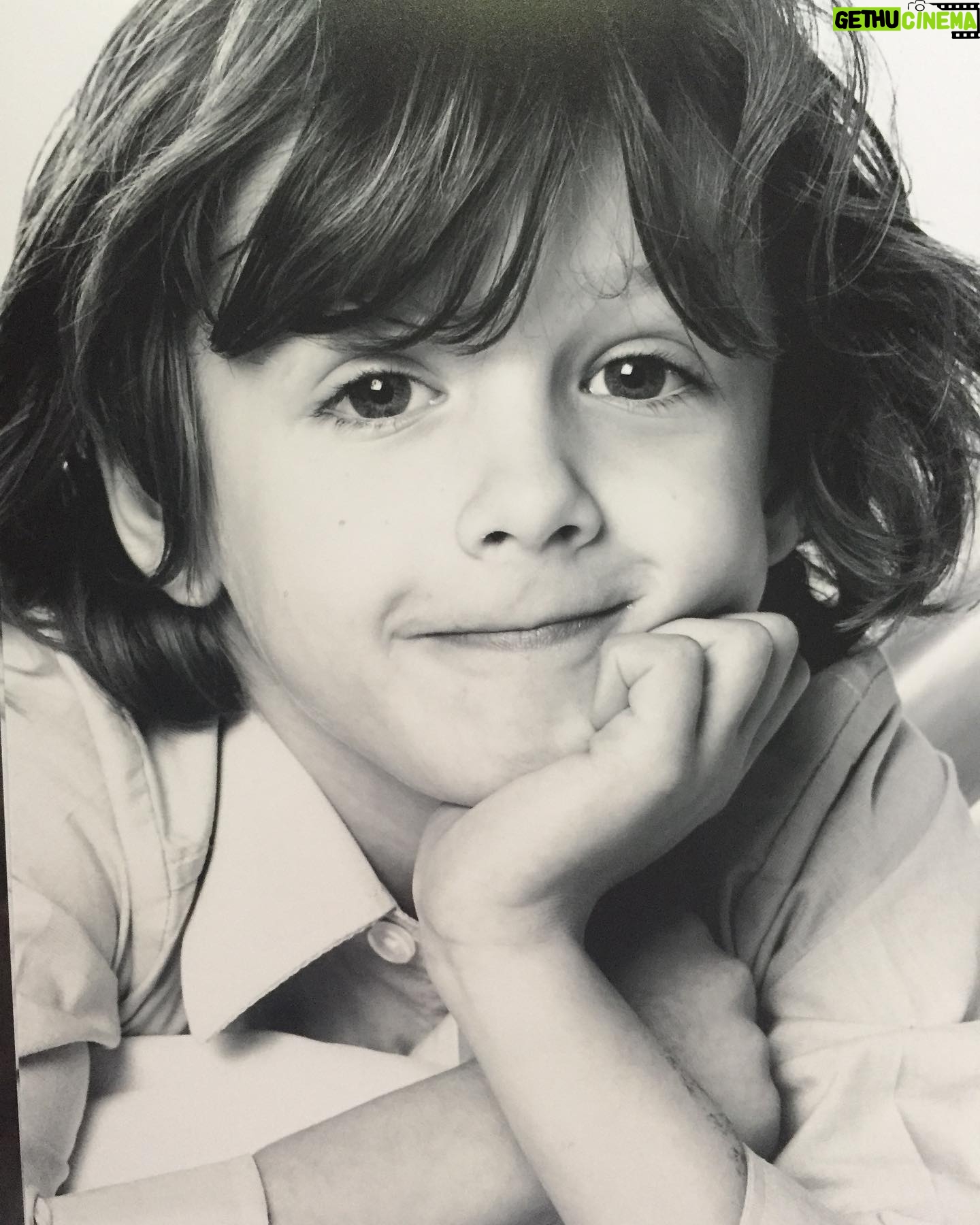 Chantal Janzen - 116.5K Likes - Deze baby is vandaag 14 jaar geworden.
Zijn hele basischooltijd zei er ieder jaar wel een docent: ‘Hadden we maar 30 James’en in de klas’. Uiteraard heb ik daar geen gehoor aan gegeven want dan had ik 30x moeten bevallen. Maar: Ik snap wel heel goed waarom ze dat zeiden. Want met deze lieve leuke grappige creatieve mooie jongen is het al 14 jaar feest.
Man wat ben ik trots dat ik zijn moeder mag zijn.
❤️JAMES 14❤️
