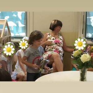 Chantal Janzen Instagram - 2023 > 2013
Brok in de keel-ochtend. De allerleukste kleuterjuf van het westelijk halfrond gaat met pensioen. Vandaag is haar laatste werkdag. 10 jaar geleden kwam onze James bij haar in groep 1, en hoe bijzonder dat 10 jaar later onze Bob ook bij haar in de klas mocht komen. 33 jaar heeft Brabantse Emmie haar leven gewijd aan het onderwijs. Man wat is het toch fijn dat je kind zich op zn gemak voelt bij zn docent, en dat je als ouder een goed en veilig gevoel hebt als je je kind ‘s ochtends blij en relaxt naar zn leraar ziet hobbelen. 
Dankjewel voor de geweldige liefdevolle en vrolijke jaren liefste juf Emmie, geniet van je vrije tijd, van het oma-zijn en van Roy, die jou nu iedere dag thuis heeft. Zet ‘m op Roy. (Roy is haar man) Dank dat onze kinderen mede door jou stug doorgaan met het spreken met een zachte G. 
Emmie, je zit voor altijd in ons hart💛

En jullie vinden het denk ik normaal en vanzelfsprekend, beste mensen in het onderwijs, dat je een kind liefdevol behandeld, een kind echt ‘ziet’ en dat het zich veilig voelt, maar dat is voor het kind zelf èn voor de ouders echt goud waard, toch? Shout-out naar alle mensen in het onderwijs zo vlak voor de vakantie 💛 

#onsemmie