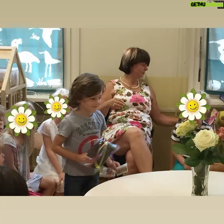 Chantal Janzen - 62.3K Likes - 2023 > 2013
Brok in de keel-ochtend. De allerleukste kleuterjuf van het westelijk halfrond gaat met pensioen. Vandaag is haar laatste werkdag. 10 jaar geleden kwam onze James bij haar in groep 1, en hoe bijzonder dat 10 jaar later onze Bob ook bij haar in de klas mocht komen. 33 jaar heeft Brabantse Emmie haar leven gewijd aan het onderwijs. Man wat is het toch fijn dat je kind zich op zn gemak voelt bij zn docent, en dat je als ouder een goed en veilig gevoel hebt als je je kind ‘s ochtends blij en relaxt naar zn leraar ziet hobbelen.
Dankjewel voor de geweldige liefdevolle en vrolijke jaren liefste juf Emmie, geniet van je vrije tijd, van het oma-zijn en van Roy, die jou nu iedere dag thuis heeft. Zet ‘m op Roy. (Roy is haar man) Dank dat onze kinderen mede door jou stug doorgaan met het spreken met een zachte G.
Emmie, je zit voor altijd in ons hart💛
En jullie vinden het denk ik normaal en vanzelfsprekend, beste mensen in het onderwijs, dat je een kind liefdevol behandeld, een kind echt ‘ziet’ en dat het zich veilig voelt, maar dat is voor het kind zelf èn voor de ouders echt goud waard, toch? Shout-out naar alle mensen in het onderwijs zo vlak voor de vakantie 💛
#onsemmie