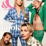 Chantal Janzen Instagram - Bij deze een stukje uit mijn voorwoord in het nieuwe nummer van &C wat ik graag even met jullie deel: ‘Even kijken hoe je eet’ Dat zei mijn moeder elke dag als mijn broer en ik thuiskwamen van de basisschool tussen de middag. Dat gaf altijd een gezellig gevoel. Ze stopte met waar ze mee bezig was en kwam bij ons zitten. Voor de gezelligheid. Hierdoor voelden wij ons belangrijker dan al het andere. Dat was zó’n geborgen gevoel, veel belangrijker dan wàt er gegeten werd. Dat is ook precies wat ‘comfortfood’ voor mij betekent. Mijn vader John bakt al zolang ik me herinner de lekkerste wafels. Als mijn ouders op bezoek zijn, gaat dat als een lopend vuurtje door de buurt. De leraressen van eerst James en nu Bobby willen die wafels. De woafels van ozze Sjon, iedereen vindt ze fantastisch. Hij weigert trouwens om mij en mijn broer het recept te geven, hij doet daar extreem geheimzinnig over, wat alleen maar bijdraagt aan de mythe van de briljante wafels. ‘Als ik er ooit niet meer ben, dán mogen jullie dat briefje hebben,’ zegt-ie dan melodramatisch. Mijn broer en ik vermoeden dat dat hele recept helemaal niet zo spannend is, maar het zijn de wafels van onze vader, en dàt maakt ze lekker en bijzonder. Ik vind het altijd ontroerend, als iemand in pannen staat te roeren of staat te smeren speciaal voor jou. En wat voor eten dat dan is, maakt me helemaal niks uit. Wellicht worden het ooit wel de wafels van ‘mama’, en komen James en Bobby weer naar huis om een zakje te halen, of hun kinderen, en daar weer de leraren van. Best mooi. En toch: ik hoop dat mijn broer en ik dat briefje met het recept nog heel lang niet te zien krijgen. Heb het gezellig de komende feestdagen lieve mensen. Geniet, en maak iets voor diegenen die je liefhebt, een 6 gangen diner of gewoon ‘jouw’ boterham: iedereen aan de kook. Aan welk eten hebben jullie warme herinneringen? ❤️ Voor &C’s nieuwste extra dikke december feestnummer mocht ik op de cover met de fantastische mannen van GOLDBAND, die dit jaar een topjaar hadden, en terecht DE muzikale belofte zijn van 2023💥 @goldbandnl 📸 @carmenkemmink 💄 @gwenvanwaveren & @marshacalori 👔 @valerientantu 🖌️ @steffiposthumus @enjoyce