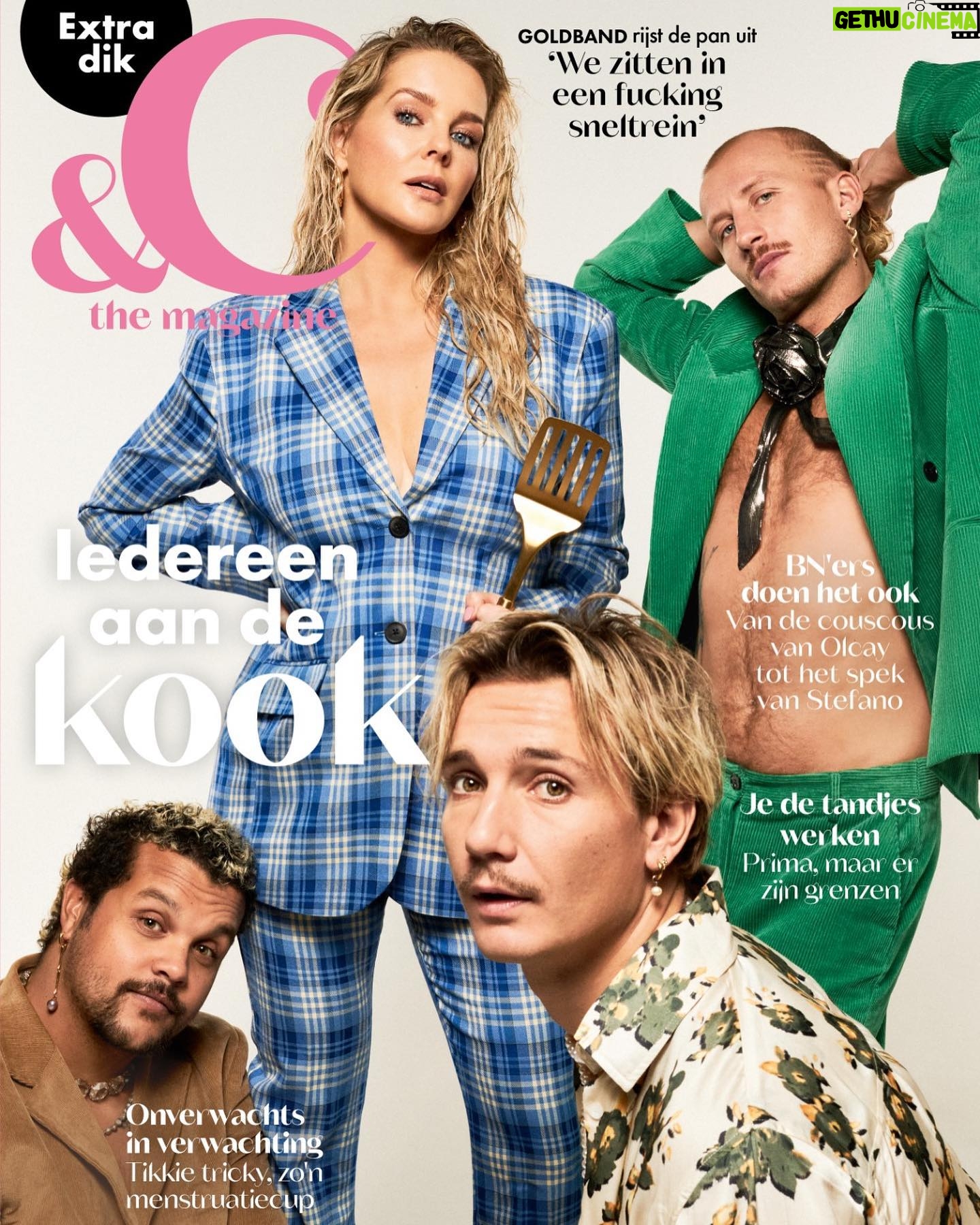 Chantal Janzen Instagram - Bij deze een stukje uit mijn voorwoord in het nieuwe nummer van &C wat ik graag even met jullie deel: ‘Even kijken hoe je eet’ Dat zei mijn moeder elke dag als mijn broer en ik thuiskwamen van de basisschool tussen de middag. Dat gaf altijd een gezellig gevoel. Ze stopte met waar ze mee bezig was en kwam bij ons zitten. Voor de gezelligheid. Hierdoor voelden wij ons belangrijker dan al het andere. Dat was zó’n geborgen gevoel, veel belangrijker dan wàt er gegeten werd. Dat is ook precies wat ‘comfortfood’ voor mij betekent. Mijn vader John bakt al zolang ik me herinner de lekkerste wafels. Als mijn ouders op bezoek zijn, gaat dat als een lopend vuurtje door de buurt. De leraressen van eerst James en nu Bobby willen die wafels. De woafels van ozze Sjon, iedereen vindt ze fantastisch. Hij weigert trouwens om mij en mijn broer het recept te geven, hij doet daar extreem geheimzinnig over, wat alleen maar bijdraagt aan de mythe van de briljante wafels. ‘Als ik er ooit niet meer ben, dán mogen jullie dat briefje hebben,’ zegt-ie dan melodramatisch. Mijn broer en ik vermoeden dat dat hele recept helemaal niet zo spannend is, maar het zijn de wafels van onze vader, en dàt maakt ze lekker en bijzonder. Ik vind het altijd ontroerend, als iemand in pannen staat te roeren of staat te smeren speciaal voor jou. En wat voor eten dat dan is, maakt me helemaal niks uit. Wellicht worden het ooit wel de wafels van ‘mama’, en komen James en Bobby weer naar huis om een zakje te halen, of hun kinderen, en daar weer de leraren van. Best mooi. En toch: ik hoop dat mijn broer en ik dat briefje met het recept nog heel lang niet te zien krijgen. Heb het gezellig de komende feestdagen lieve mensen. Geniet, en maak iets voor diegenen die je liefhebt, een 6 gangen diner of gewoon ‘jouw’ boterham: iedereen aan de kook. Aan welk eten hebben jullie warme herinneringen? ❤️ Voor &C’s nieuwste extra dikke december feestnummer mocht ik op de cover met de fantastische mannen van GOLDBAND, die dit jaar een topjaar hadden, en terecht DE muzikale belofte zijn van 2023💥 @goldbandnl 📸 @carmenkemmink 💄 @gwenvanwaveren & @marshacalori 👔 @valerientantu 🖌️ @steffiposthumus @enjoyce