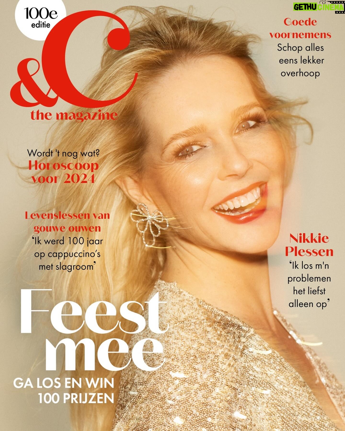 Chantal Janzen Instagram - Het HONDERDSTE nummer van &C ligt nu in de winkels. 100! Potver jongens wat een prachtig getal. Gemaakt door een prachtig team. Dankbaar voor, en op naar al het moois wat er staat te gebeuren in 2024..šš» Om te vieren is er ook veel moois te winnen, voor jullie, de lezers, maar vooral veel moois te lezen. Zoals deze portretten, die ik zo ontroerend vind in dit jubileum nummer. Kijk naar, en lees een stukje van deze geweldig lieve mensen, die in de winter van hun leven zijn. Die om en nabij al 100 jaar hun leven leven. Geniet en leer van hun lessen, adviezen en hun opvallend optimistische kijk op de wereld. Prachtig vind ik dit geworden. En ik mocht hier erbij zeggen dat ze āvereerd waren en het een werkelijk Ć©nige dagā vondenš„¹ā¤ļø Jaap Bijl, 100. Zijn belangrijkste les: blijf optimistisch en lach veel. Hoe donker de wolk ook is. āIn een goed huwelijk is het aanpassen, geven, nĆ©t iets meer dan je misschien zou willenā *Jaap Bijl is 28 november j.l helaas overleden. Dit kwam ons vandaag ter ore via zijn familie. We zijn zeer vereerd dat we hem nog voor &C mochten portretteren. Cora Perlee, 100. Ontzeg jezelf niet te veel en investeer in mooie dingen, is haar advies. āIk denk dat ik zo oud ben geworden omdat ik meerdere keren per dag cappuccino met slagroom drinkā Huibert Buvens, 100. Hij luistert altijd naar zijn kleinkinderen, zo blijft hij zijn geest verrijken. āElke vrijdag lunch ik met mijn kinderen. Die zijn inmiddels ook allemaal met pensioenā Corrie de Dood, 101. Kies voor jezelf, vindt Corrie, en kijk niet te veel achterom. āScheiden was uit den boze, de pastoor drukte de bijbel in mijn hand toen hij er weet van kreegā Ria Laanbroek, 99. Haar geheim? Ze heeft zich altijd nuttig gemaakt, en kijkt naar wat er nog wĆ©l kan. āIk ben inmiddels behoorlijk doof. Mensen moeten soms heel hard naar me roepenā Het 100e nummer van &C is nu verkrijgbaar, ook onlineā¤ļøšš» Interviews: @kimpalmaccio āØFotografie: @rafaelbergman Haar & make-up voor Ria, Corrie en Cora: @xiuyun.yu Kleding: de kleren op de foto zijn privĆ©bezit van Ria, Corrie, Cora, Huibert en Jaap. Productie: Vera van Wijnen @highonthoseheels Met dank aan EE Agency voor @andcgram