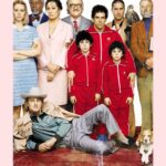 Chantal Janzen Instagram - The Royal Tenenbaums, dat zeggen we thuis weleens over onze familie. De film van Wes Anderson uit 2001 gaat over een mengelmoes van gezellige, maar vooral typische mensen die één familie vormen, het is een allegaartje. Zo voelen wij ons, als we echt met iedereen samenzijn. Zoals met kerst. Op de cover van ons nieuwste nummer van &C staan voor de gelegenheid eens onze geweldige, vaste columnisten, die iedere maand hun zielenroerselen vol overgave delen met jullie: Karsu Donmez, Hila Noorzai, Leonie ter Braak, Carmen Felix, Leco van Zadelhoff en James Worthy sr. Te gast zijn Monica Geuze en Pepijn Lanen, ‘besties’ zoals ze elkaar noemen, want zij staan deze maand in ons groot interview, en James, Bobby en hondje Pilar van mijn bonusdochter Isaa, staan te shinen om het geheel af te maken. Onze gelegenheidsformatie voor dat ‘allegaartje’ met kerst. Kerst is niet vanzelfsprekend voor iedereen leuk. Omdat je geen familie hebt, of je hebt wel familie maar daar wil jij niet bij zijn, of zij niet bij jou. Of ze wonen te ver weg, of je bent wel bij hen met de feestdagen maar er is altijd gedoe. En daarnaast leggen we ons in deze weken ook vaak teveel verplichtingen op. Verplichte (familie)bezoekjes, borrels, feestjes, etentjes. Terwijl je deze dagen zoals kerst, juist met de mensen zou moeten vieren waarmee je het graag WIL vieren. Je ‘chosen family’: je zelfgekozen familie. En het hoeft echt niet zo te zijn dat jouw familie niet gezellig is, maar in je leven ontmoet je nu eenmaal mensen waar je langzaam van bent, of plotsklaps van gaat, houden en die voelen als familie. Dáár gaat ons nieuwste nummer over. Een gezellig, extra dik nummer voor deze weken. Geef ‘m kado deze feestdagen. Bijvoorbeeld aan jouw zelfgekozen familielid. Hij is NU in de winkel te koop, en ook online verkrijgbaar in onze @andcgram webshop. •link in bio• 📸 @tomtenseldam @kelly_huijsman_styling @sikovanberkel @dilansabah @marshacalori Tag diegene die voor jou voelt als familie, en waar je noooooit meer vanaf wil❤️👇🏼 #theroyaltennenbaums #andc #kerst #chosenfamily #zelfgekozenfamilie