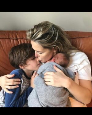 Chantal Janzen Instagram - 29 maart 2018. Om 07.30u belde ik naar de afdeling Verloskunde om te vragen hoe laat we mochten komen. We wisten dat ik op deze dag ingeleid zou worden. Om 11u stonden we op de gang daar, en zagen we dat de verloskamers namen van landen hadden. We stonden het dichtste bij ‘Mexico’, maar die wilden we niet want daar hebben we allebei iets tegen. Leg ik nog wel ‘s uit. 
We kregen kamer Mexico. Er volgden weeënopwekkers door middel van een infuus en ze braken m’n vliezen. Rond 17u was er 4 centimeter ontsluiting. Gelukkig dacht ie toen nog niet ‘laat ik eens komen’ want dan had ik nooit meer kunnen fietsen, onder andere. Rond 17.40u zei ik tegen Marco dat ik zin had in bozen en frambessen. En de morfinepomp was nog niet eens aangesloten. En toen volgde een super uurtje: weeënstorm. Ik probeerde uit te tunen maar had op dat moment het gevoel alsof ik vanaf m’n maag en m’n hele onderkant in een doorgedraaide shredder vastzat. Ik zei dat de ruggenprik nu wel mocht komen. Op het moment dat de anesthesist middenin een van de pijnlijkste weeën zei ‘Je moet nu voorover bukken’ wilde ik op dat moment roepen ‘Sterf Jeroen’ maar ik zei OOOKEEEEEE en dat was beter. Voor Jeroen. 
Om 22.30u werd er een kindje geboren wat niet huilde, waar ik van schrok en daarom riep ‘Gaat het goed met ‘m??’ Alles was ok. Hij had een glimlach op z’n gezicht. Achteraf dacht ik dat ik dit alleen zag door de morfinepomp, maar Marco zag het ook. ‘Als je zelf naar het toilet bent geweest mag je naar huis’, zei de verpleegkundige. Ik zei, met 4 verse hechtingen: ‘Nou ik weet één ding: ik ga nooit meer poepen’. 
‘Jawel’, zei ze resoluut, ‘dat doe jij wel mevrouwtje’, zei ze met een heerlijk accent door haar Surinaamse roots. 
Om 04.00u ‘s nachts kwamen we thuis en maakten we James, Isaa en Zion wakker, Essie via facetime. We legden Bobby naast James in bed en ik heb van geluk heel lang gehuild. Ik keek naar Bobby en dacht: Alles is goed. 
Jouw oma, mijn moeder, noemt jou ‘De eeuwige glimlach’. En daar heeft ze gelijk in. 
We houden met z’n allen zo van jou, onze kleine geluksbrenger. Je bent een zon in zoveel levens. En nu ben je 6. Ik verheug me op alles wat nog komen gaat met jou. ❤️🎈