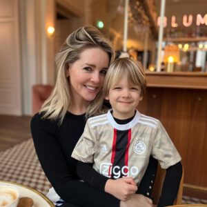 Chantal Janzen Instagram - 2018 -> 2023 
Onze Bobby is jarig! 
5 jaar ben je alweer. Onze geluksbom, feestvogel, 1000 zonnestralen verpakt in een jongetje. Je kunt hem ook wel Bobby -allermooiste ooit- Geeratz noemen. Want Bob vindt alles ‘het allermooiste’. We zitten nu even in een huurhuis, een fijne plek maar hij heeft maar weinig spullen van zijn eigen oude kamertje mee omdat dat er hier niet in past. Hij zet gisteren 3 Lego poppetjes en 2 lampjes neer en roept ‘Wauw! Dit is mijn allermooiste kamer ooit!’. 
Vanochtend werd hij wakker en zegt ‘Ik heb het allerlekkerste geslapen van de wereld!’. Hij ziet mij in een ouwe badjas makeuploos vet haar en bril op, rommelen in een verhuisdoos en zucht ‘Dit is echt je allermooiste badjas ooit’. 
Iedere tekening die hij van school meeneemt is ‘zijn allermooiste tekening ooit’. Als ik een knipbeurt krijg en Leco (ja Bob heeft geluk met zo’n bonusoom) zijn haren ook even meepakt, moeten we n week lang aanhoren ‘Vind jij mijn haren ook ZO mooi?’ 
Als de zon ook maar een béétje schijnt, is het ‘de allermooiste dag van mn leven’. En afgelopen weekend was zijn feestje en dit was, uiteraard, ‘het allermooiste feestje OOIT’. 
De titel ‘allermooiste allerleukste jongen’ moet hij delen met zijn oudere broers, maar de titel ‘allerbeste genieter’ sleept ie tot nu toe in de wacht. Want we proberen je al 5 jaar bij te benen, met dat ‘van alles optimaal genieten’, maar jij wint tot nu toe. 
Bobby we houden zoveel van jou. Ga in je leven maar altijd voor ‘het allermooiste ooit’ ❤️