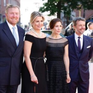 Chantal Janzen Instagram - Thank you so much for the invitation today, her royal highness crown princess Mary Elizabeth. his royal highness crown prince Frederik from Denmark, koningin Maxima en koning Willem-Alexander, his Excellency Mr. Ambassador Jarl Kåre Frijs-Madsen @detdanskekongehus @koninklijkhuis 

En dankjewel @claesiversen voor je mooie creatie én je super gezelschap, wat fijn dat we er van elkaar op tijd achter kwamen dat we waren uitgenodigd en ook nog ‘s goddank naast elkaar zaten bij dit bijzondere en tevens toch ietwat spannende koninklijke diner. 

#veelbestek

📸 @edwinsmulders 
@anp.nl