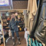 Chantal Janzen Instagram – Kerstvakantie in the Cotswolds❤️

1. Bob en z’n moeder

2. Onze treehouse voor de nacht. Zó gezellig was dit

3. Het hotel heeft voor iedere gast wellies klaarstaan bij hun huisje (zachte dikke rubberen laarzen in dit geval) en we wandelden naar ‘n dorpje. Voornamelijk in de modder. ASMR liefhebber? In m’n stories heb ik dan een toppertje voor je

4. Als ware Downton Abbey-fanaten liepen m’n man ik met (bijna te enge) blije grimassen rond. Sprookjesachtige dorpen en huizen hier

5. We zagen zelfs ‘n zeer knap house 

6. Wellies are my new thing

7. Hij vindt het nog steeds leuk met z’n ouders. 
Zegt ie. (Godzijdank🥹❤️)

8. Wellie & Wally: wannabe Downton Abbey-figuranten

9. Je kon buiten in bad. Waar toen een hert en eekhoorns voorbij kwamen, maar ik zag ze niet, Bobby zei het. Dus je kunt dit ook als níet waar beschouwen want kleuters zijn vaak zeer onbetrouwbaar in hun informatie

10. Dit was niet de naam van ons huisje
❤️