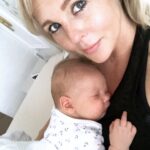 Chantal Janzen Instagram – 29 maart 2018. Om 07.30u belde ik naar de afdeling Verloskunde om te vragen hoe laat we mochten komen. We wisten dat ik op deze dag ingeleid zou worden. Om 11u stonden we op de gang daar, en zagen we dat de verloskamers namen van landen hadden. We stonden het dichtste bij ‘Mexico’, maar die wilden we niet want daar hebben we allebei iets tegen. Leg ik nog wel ‘s uit.
We kregen kamer Mexico. Er volgden weeënopwekkers door middel van een infuus en ze braken m’n vliezen. Rond 17u was er 4 centimeter ontsluiting. Gelukkig dacht ie toen nog niet ‘laat ik eens komen’ want dan had ik nooit meer kunnen fietsen, onder andere. Rond 17.40u zei ik tegen Marco dat ik zin had in bozen en frambessen. En de morfinepomp was nog niet eens aangesloten. En toen volgde een super uurtje: weeënstorm. Ik probeerde uit te tunen maar had op dat moment het gevoel alsof ik vanaf m’n maag en m’n hele onderkant in een doorgedraaide shredder vastzat. Ik zei dat de ruggenprik nu wel mocht komen. Op het moment dat de anesthesist middenin een van de pijnlijkste weeën zei ‘Je moet nu voorover bukken’ wilde ik op dat moment roepen ‘Sterf Jeroen’ maar ik zei OOOKEEEEEE en dat was beter. Voor Jeroen.
Om 22.30u werd er een kindje geboren wat niet huilde, waar ik van schrok en daarom riep ‘Gaat het goed met ‘m??’ Alles was ok. Hij had een glimlach op z’n gezicht. Achteraf dacht ik dat ik dit alleen zag door de morfinepomp, maar Marco zag het ook. ‘Als je zelf naar het toilet bent geweest mag je naar huis’, zei de verpleegkundige. Ik zei, met 4 verse hechtingen: ‘Nou ik weet één ding: ik ga nooit meer poepen’.
‘Jawel’, zei ze resoluut, ‘dat doe jij wel mevrouwtje’, zei ze met een heerlijk accent door haar Surinaamse roots.
Om 04.00u ‘s nachts kwamen we thuis en maakten we James, Isaa en Zion wakker, Essie via facetime. We legden Bobby naast James in bed en ik heb van geluk heel lang gehuild. Ik keek naar Bobby en dacht: Alles is goed.
Jouw oma, mijn moeder, noemt jou ‘De eeuwige glimlach’. En daar heeft ze gelijk in.
We houden met z’n allen zo van jou, onze kleine geluksbrenger. Je bent een zon in zoveel levens. En nu ben je 6. Ik verheug me op alles wat nog komen gaat met jou. ❤️🎈