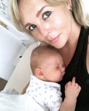 Chantal Janzen Instagram - 29 maart 2018. Om 07.30u belde ik naar de afdeling Verloskunde om te vragen hoe laat we mochten komen. We wisten dat ik op deze dag ingeleid zou worden. Om 11u stonden we op de gang daar, en zagen we dat de verloskamers namen van landen hadden. We stonden het dichtste bij ‘Mexico’, maar die wilden we niet want daar hebben we allebei iets tegen. Leg ik nog wel ‘s uit. 
We kregen kamer Mexico. Er volgden weeënopwekkers door middel van een infuus en ze braken m’n vliezen. Rond 17u was er 4 centimeter ontsluiting. Gelukkig dacht ie toen nog niet ‘laat ik eens komen’ want dan had ik nooit meer kunnen fietsen, onder andere. Rond 17.40u zei ik tegen Marco dat ik zin had in bozen en frambessen. En de morfinepomp was nog niet eens aangesloten. En toen volgde een super uurtje: weeënstorm. Ik probeerde uit te tunen maar had op dat moment het gevoel alsof ik vanaf m’n maag en m’n hele onderkant in een doorgedraaide shredder vastzat. Ik zei dat de ruggenprik nu wel mocht komen. Op het moment dat de anesthesist middenin een van de pijnlijkste weeën zei ‘Je moet nu voorover bukken’ wilde ik op dat moment roepen ‘Sterf Jeroen’ maar ik zei OOOKEEEEEE en dat was beter. Voor Jeroen. 
Om 22.30u werd er een kindje geboren wat niet huilde, waar ik van schrok en daarom riep ‘Gaat het goed met ‘m??’ Alles was ok. Hij had een glimlach op z’n gezicht. Achteraf dacht ik dat ik dit alleen zag door de morfinepomp, maar Marco zag het ook. ‘Als je zelf naar het toilet bent geweest mag je naar huis’, zei de verpleegkundige. Ik zei, met 4 verse hechtingen: ‘Nou ik weet één ding: ik ga nooit meer poepen’. 
‘Jawel’, zei ze resoluut, ‘dat doe jij wel mevrouwtje’, zei ze met een heerlijk accent door haar Surinaamse roots. 
Om 04.00u ‘s nachts kwamen we thuis en maakten we James, Isaa en Zion wakker, Essie via facetime. We legden Bobby naast James in bed en ik heb van geluk heel lang gehuild. Ik keek naar Bobby en dacht: Alles is goed. 
Jouw oma, mijn moeder, noemt jou ‘De eeuwige glimlach’. En daar heeft ze gelijk in. 
We houden met z’n allen zo van jou, onze kleine geluksbrenger. Je bent een zon in zoveel levens. En nu ben je 6. Ik verheug me op alles wat nog komen gaat met jou. ❤️🎈