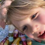Chantal Janzen Instagram – ‘Zouden jullie het leuk vinden om met ons jullie EIGEN &C foodproducten te maken, van hoe ze eruitzien tot hoe ze smaken?’ 
Eh… JA! Hier hoefden we niet lang over na te denken. Zie hier, al onze favorieten van &C x Flink bij elkaar. Dit was als merk zo leuk om te maken: Koffie, chocolade en juices, DE favoriete versnaperingen bij ons op de redactie. En dan ook nog eens allemaal in onze &C-stijl en kleurenpallet, echt een plaatje toch? Vind ik wel. De smaken zijn ook nog ‘s verrukkelijk, en dat jullie daar ook zo over denken, vinden we geweldig! 
En vanaf nu kun je niet alleen deze, maar alle Flink-producten overal laten bezorgen, ja ook in het park! Of op ‘t strand, speeltuin, waar je ook bent. 
Met de code ANDCFLINK ontvang je als nieuwe klant €15 korting op je eerste bestelling vanaf €30. Geniet ervan! ☀️
De blije photobomber met chocosnoet krijg je er niet bij, sorry.