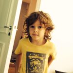 Chantal Janzen Instagram – Deze baby is vandaag 14 jaar geworden.
Zijn hele basischooltijd zei er ieder jaar wel een docent: ‘Hadden we maar 30 James’en in de klas’. Uiteraard heb ik daar geen gehoor aan gegeven want dan had ik 30x moeten bevallen. Maar: Ik snap wel heel goed waarom ze dat zeiden. Want met deze lieve leuke grappige creatieve mooie jongen is het al 14 jaar feest. 
Man wat ben ik trots dat ik zijn moeder mag zijn. 
❤️JAMES 14❤️