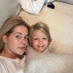 Chantal Janzen Instagram - Op zondag wikkel ik hem het liefste strak in een deken en leg ‘m dan naast me als een burrito op de bank. De oudste laat zich niet meer inwikkelen maar, komt er wel nog altijd bij liggen🥹❤️ #hartontploffings #bankburrito #burritobob #niemanddedeuruit #pyjamadag