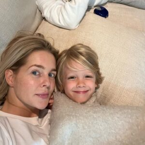 Chantal Janzen Instagram - Op zondag wikkel ik hem het liefste strak in een deken en leg ‘m dan naast me als een burrito op de bank. De oudste laat zich niet meer inwikkelen maar, komt er wel nog altijd bij liggen🥹❤️
#hartontploffings #bankburrito #burritobob
#niemanddedeuruit #pyjamadag