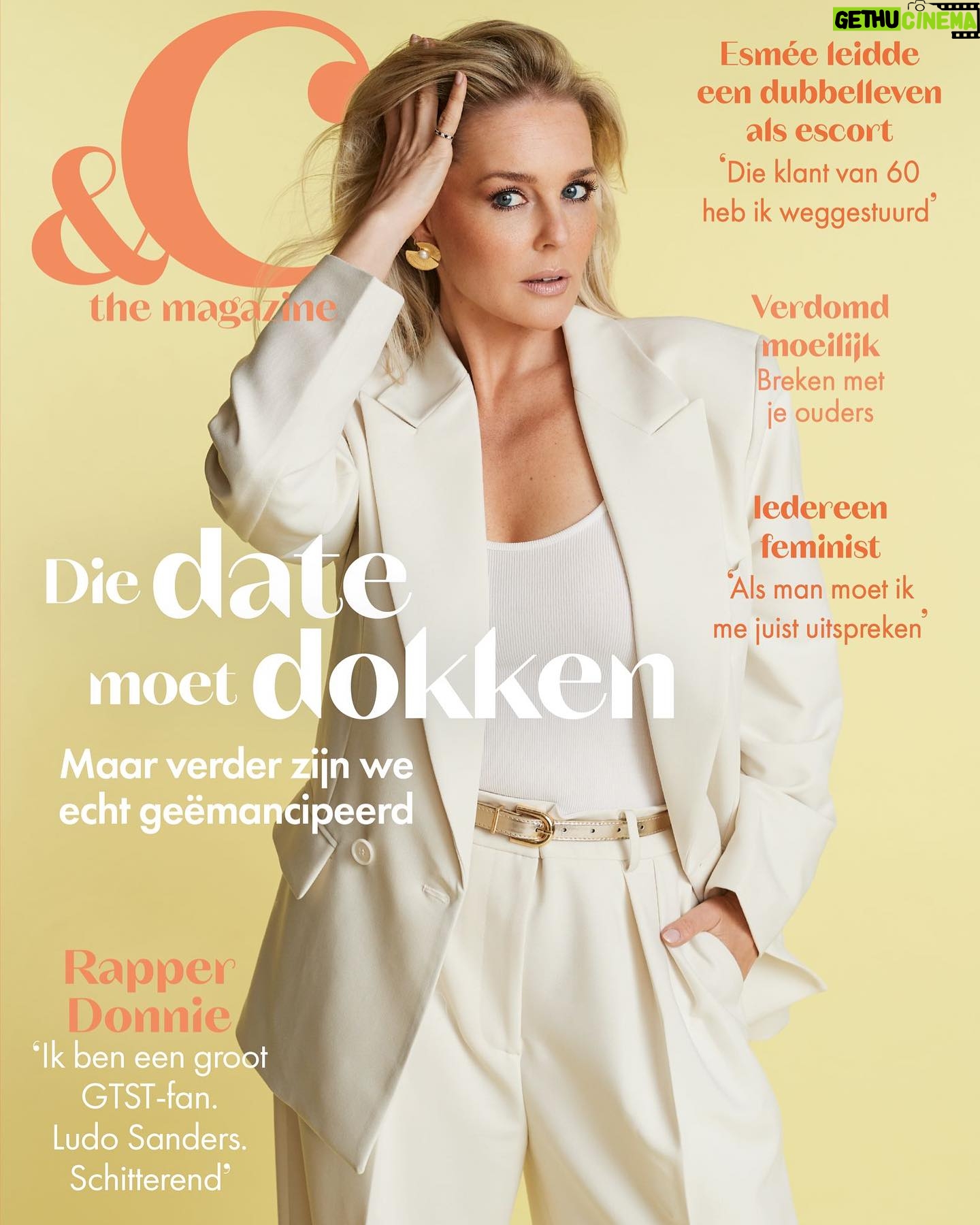 Chantal Janzen Instagram - Wat het feminisme simpel gezegd wil is dat alle ongelijkheid verdwijnt, want dat is natuurlijk hoe het zou moeten zijn. Zo wordt het hoog tijd dat de loonkloof niet meer aanwezig is, ik hoef niet eens uit te leggen waarom, zo idioot is het als een vrouw minder betaald krijgt dan een man voor exact hetzelfde werk. Wat zou het toch fijn zijn als vrouwen en mannen niet alleen als gelijke worden gezien, maar ook zo worden behandeld en zich ook zo voelen? Ik vind het daarnaast ook niet onfeministisch om je man te laten betalen op een date, als je dat maar niet laat doen omdat ‘hij nu eenmaal een man is’. Als je een gay stel bent trakteer je elkaar ook, en daarbij speelt gender totaal geen rol, dus waarom bij ons dan wel? Laat hem lekker trakteren maar trakteer hem ook. En of de een meer geld heeft dan de ander maakt niet uit want iemand verrassen hoeft niet duur te zijn. Veel vrouwen, mensen, moeten zichzelf eens heel snel een schop onder hun kont geven en onze rechten als vanzelfsprekend gaan zien, want dat is hoe het is. Geloof in jezelf en in je kwaliteiten, laat je niet afschepen als je bepaalde eisen hebt, kap met het accepteren van maffiosi-praktijken in je werkveld, stop diegene als je wordt toegesproken op een badinerende toon en laat je niet piepelen met een op het laatste moment tòch niet kloppend contract. Hup, effe stevig die zomer in, popjes. Ga ervoor en kom voor jezelf op. NOOIT bang zijn om een te grote (crème witte) broek aan te trekken. ☝🏼 &C the magazine is nu overal verkrijgbaar💥