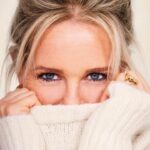 Chantal Janzen Instagram - Deze foto noem ik de: ‘Zeg, die lijnen hè, moeten die niet wat weggeshopt wor…’ Redactie: ‘NEE’ -foto Wat ik met deze post eigenlijk wil zeggen is: Best goed om vaker NIET naar jezelf te luisteren, ook om te weten dat je zeker NIET altijd gelijk hebt en dat NIET altijd alles moet gaan zoals jij denkt dat het moet gaan. Altijd leuk, de dialogen (lees: mededelingen) op het werk met @enjoyce @stephaniebrandes @andcgram . Alle positieve reacties onder deze post zijn voor jullie. Is ook ‘s leuk om te krijgen voor de verandering. Geniet er maar van. #butiloveyou #WINTERBOEK 📸 @rogerneve