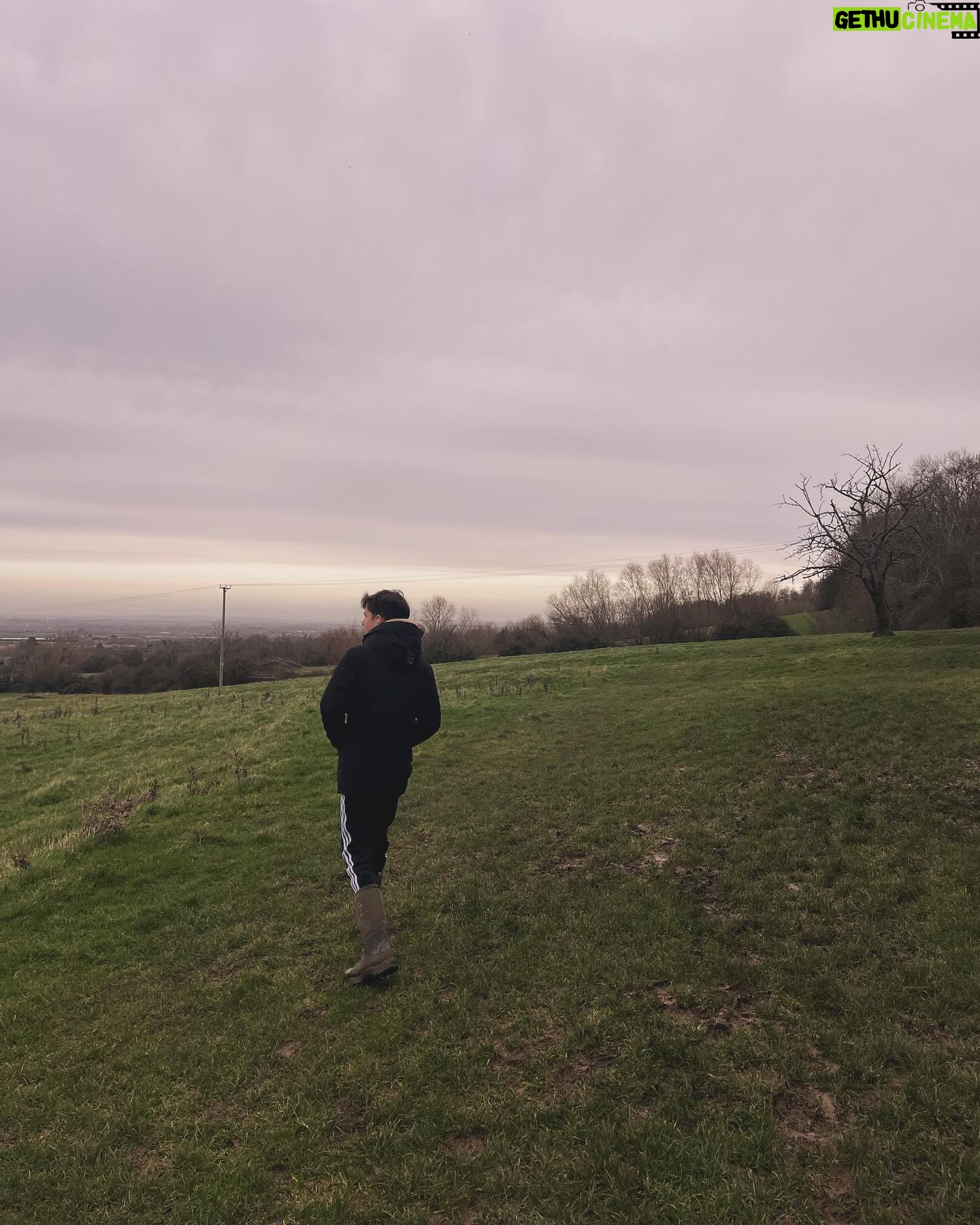 Chantal Janzen Instagram - Kerstvakantie in the Cotswolds❤️ 1. Bob en z’n moeder 2. Onze treehouse voor de nacht. Zó gezellig was dit 3. Het hotel heeft voor iedere gast wellies klaarstaan bij hun huisje (zachte dikke rubberen laarzen in dit geval) en we wandelden naar ‘n dorpje. Voornamelijk in de modder. ASMR liefhebber? In m’n stories heb ik dan een toppertje voor je 4. Als ware Downton Abbey-fanaten liepen m’n man ik met (bijna te enge) blije grimassen rond. Sprookjesachtige dorpen en huizen hier 5. We zagen zelfs ‘n zeer knap house 6. Wellies are my new thing 7. Hij vindt het nog steeds leuk met z’n ouders. Zegt ie. (Godzijdank🥹❤️) 8. Wellie & Wally: wannabe Downton Abbey-figuranten 9. Je kon buiten in bad. Waar toen een hert en eekhoorns voorbij kwamen, maar ik zag ze niet, Bobby zei het. Dus je kunt dit ook als níet waar beschouwen want kleuters zijn vaak zeer onbetrouwbaar in hun informatie 10. Dit was niet de naam van ons huisje ❤️