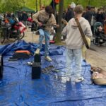 Chantal Janzen Instagram – Felix, Willem en James! 🧡🇳🇱
Laatstgenoemde speelt pas ‘n jaartje gitaar, en Koningsdag was hun eerste keer samen ‘spelen in het wild’, knap!

swipe naar 2e filmpje>

Colonel Parker, hier in ‘t paars, stond er trots achter. De hele dag. Ook wel Hekking genaamd. 
Handen in de zakken, relaxed glimlachend. Zit al jaren in de bizz. En met een gaap aan ‘t eind, zo van ‘Doorspelen guys, we moeten zo nog naar de Kelderbar in Groningen.’ 

Ze zijn te boeken! 
Je krijgt die manager erbij.
Vraagt 20%, maar met een raketijs kom je al heel een heel eind.