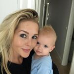 Chantal Janzen Instagram – 29 maart 2018. Om 07.30u belde ik naar de afdeling Verloskunde om te vragen hoe laat we mochten komen. We wisten dat ik op deze dag ingeleid zou worden. Om 11u stonden we op de gang daar, en zagen we dat de verloskamers namen van landen hadden. We stonden het dichtste bij ‘Mexico’, maar die wilden we niet want daar hebben we allebei iets tegen. Leg ik nog wel ‘s uit.
We kregen kamer Mexico. Er volgden weeënopwekkers door middel van een infuus en ze braken m’n vliezen. Rond 17u was er 4 centimeter ontsluiting. Gelukkig dacht ie toen nog niet ‘laat ik eens komen’ want dan had ik nooit meer kunnen fietsen, onder andere. Rond 17.40u zei ik tegen Marco dat ik zin had in bozen en frambessen. En de morfinepomp was nog niet eens aangesloten. En toen volgde een super uurtje: weeënstorm. Ik probeerde uit te tunen maar had op dat moment het gevoel alsof ik vanaf m’n maag en m’n hele onderkant in een doorgedraaide shredder vastzat. Ik zei dat de ruggenprik nu wel mocht komen. Op het moment dat de anesthesist middenin een van de pijnlijkste weeën zei ‘Je moet nu voorover bukken’ wilde ik op dat moment roepen ‘Sterf Jeroen’ maar ik zei OOOKEEEEEE en dat was beter. Voor Jeroen.
Om 22.30u werd er een kindje geboren wat niet huilde, waar ik van schrok en daarom riep ‘Gaat het goed met ‘m??’ Alles was ok. Hij had een glimlach op z’n gezicht. Achteraf dacht ik dat ik dit alleen zag door de morfinepomp, maar Marco zag het ook. ‘Als je zelf naar het toilet bent geweest mag je naar huis’, zei de verpleegkundige. Ik zei, met 4 verse hechtingen: ‘Nou ik weet één ding: ik ga nooit meer poepen’.
‘Jawel’, zei ze resoluut, ‘dat doe jij wel mevrouwtje’, zei ze met een heerlijk accent door haar Surinaamse roots.
Om 04.00u ‘s nachts kwamen we thuis en maakten we James, Isaa en Zion wakker, Essie via facetime. We legden Bobby naast James in bed en ik heb van geluk heel lang gehuild. Ik keek naar Bobby en dacht: Alles is goed.
Jouw oma, mijn moeder, noemt jou ‘De eeuwige glimlach’. En daar heeft ze gelijk in.
We houden met z’n allen zo van jou, onze kleine geluksbrenger. Je bent een zon in zoveel levens. En nu ben je 6. Ik verheug me op alles wat nog komen gaat met jou. ❤️🎈