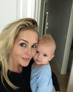 Chantal Janzen Instagram - 29 maart 2018. Om 07.30u belde ik naar de afdeling Verloskunde om te vragen hoe laat we mochten komen. We wisten dat ik op deze dag ingeleid zou worden. Om 11u stonden we op de gang daar, en zagen we dat de verloskamers namen van landen hadden. We stonden het dichtste bij ‘Mexico’, maar die wilden we niet want daar hebben we allebei iets tegen. Leg ik nog wel ‘s uit. 
We kregen kamer Mexico. Er volgden weeënopwekkers door middel van een infuus en ze braken m’n vliezen. Rond 17u was er 4 centimeter ontsluiting. Gelukkig dacht ie toen nog niet ‘laat ik eens komen’ want dan had ik nooit meer kunnen fietsen, onder andere. Rond 17.40u zei ik tegen Marco dat ik zin had in bozen en frambessen. En de morfinepomp was nog niet eens aangesloten. En toen volgde een super uurtje: weeënstorm. Ik probeerde uit te tunen maar had op dat moment het gevoel alsof ik vanaf m’n maag en m’n hele onderkant in een doorgedraaide shredder vastzat. Ik zei dat de ruggenprik nu wel mocht komen. Op het moment dat de anesthesist middenin een van de pijnlijkste weeën zei ‘Je moet nu voorover bukken’ wilde ik op dat moment roepen ‘Sterf Jeroen’ maar ik zei OOOKEEEEEE en dat was beter. Voor Jeroen. 
Om 22.30u werd er een kindje geboren wat niet huilde, waar ik van schrok en daarom riep ‘Gaat het goed met ‘m??’ Alles was ok. Hij had een glimlach op z’n gezicht. Achteraf dacht ik dat ik dit alleen zag door de morfinepomp, maar Marco zag het ook. ‘Als je zelf naar het toilet bent geweest mag je naar huis’, zei de verpleegkundige. Ik zei, met 4 verse hechtingen: ‘Nou ik weet één ding: ik ga nooit meer poepen’. 
‘Jawel’, zei ze resoluut, ‘dat doe jij wel mevrouwtje’, zei ze met een heerlijk accent door haar Surinaamse roots. 
Om 04.00u ‘s nachts kwamen we thuis en maakten we James, Isaa en Zion wakker, Essie via facetime. We legden Bobby naast James in bed en ik heb van geluk heel lang gehuild. Ik keek naar Bobby en dacht: Alles is goed. 
Jouw oma, mijn moeder, noemt jou ‘De eeuwige glimlach’. En daar heeft ze gelijk in. 
We houden met z’n allen zo van jou, onze kleine geluksbrenger. Je bent een zon in zoveel levens. En nu ben je 6. Ik verheug me op alles wat nog komen gaat met jou. ❤️🎈