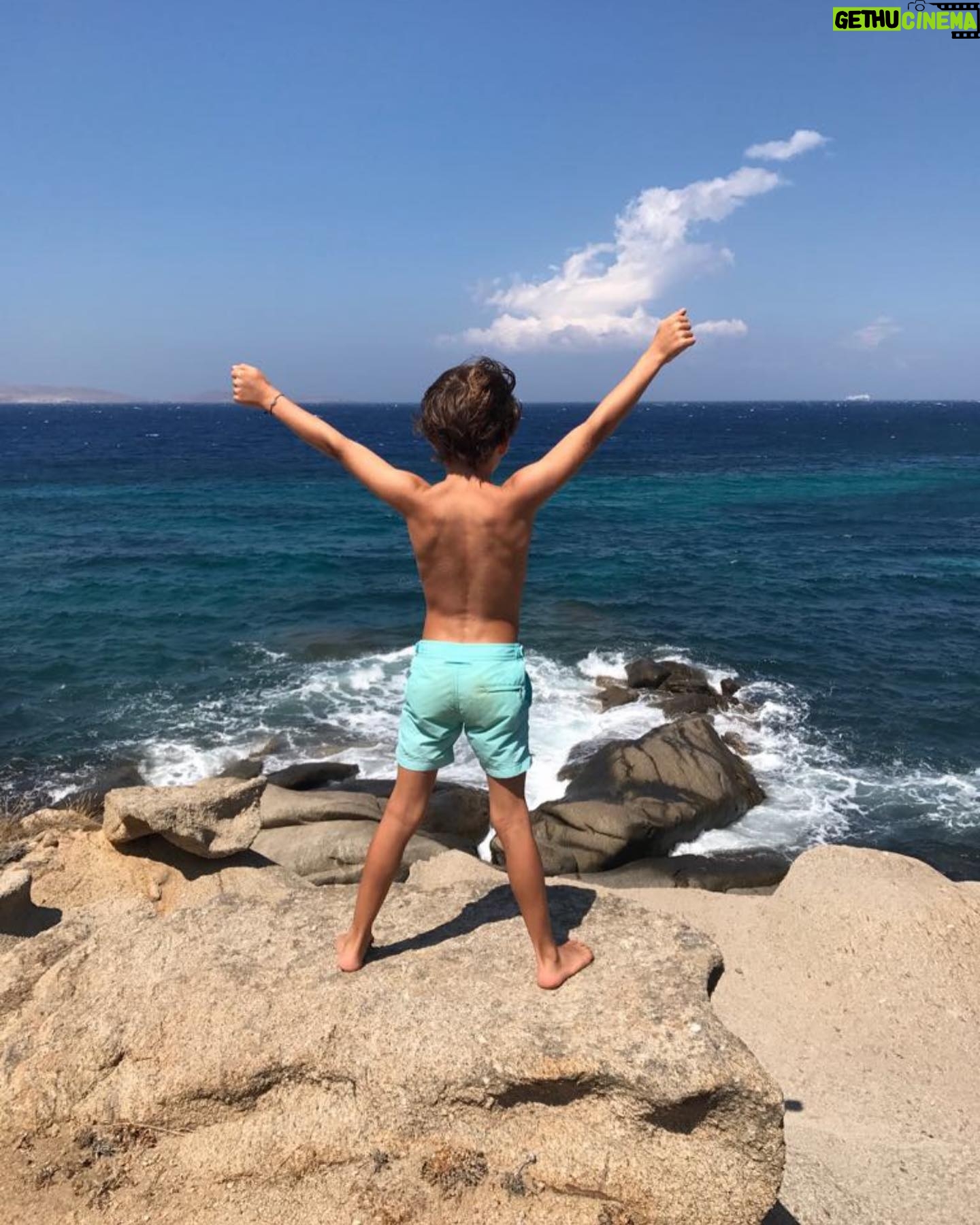 Chantal Janzen - 116.5K Likes - Deze baby is vandaag 14 jaar geworden.
Zijn hele basischooltijd zei er ieder jaar wel een docent: ‘Hadden we maar 30 James’en in de klas’. Uiteraard heb ik daar geen gehoor aan gegeven want dan had ik 30x moeten bevallen. Maar: Ik snap wel heel goed waarom ze dat zeiden. Want met deze lieve leuke grappige creatieve mooie jongen is het al 14 jaar feest.
Man wat ben ik trots dat ik zijn moeder mag zijn.
❤️JAMES 14❤️