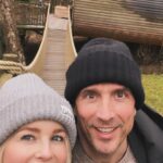 Chantal Janzen Instagram – Kerstvakantie in the Cotswolds❤️

1. Bob en z’n moeder

2. Onze treehouse voor de nacht. Zó gezellig was dit

3. Het hotel heeft voor iedere gast wellies klaarstaan bij hun huisje (zachte dikke rubberen laarzen in dit geval) en we wandelden naar ‘n dorpje. Voornamelijk in de modder. ASMR liefhebber? In m’n stories heb ik dan een toppertje voor je

4. Als ware Downton Abbey-fanaten liepen m’n man ik met (bijna te enge) blije grimassen rond. Sprookjesachtige dorpen en huizen hier

5. We zagen zelfs ‘n zeer knap house 

6. Wellies are my new thing

7. Hij vindt het nog steeds leuk met z’n ouders. 
Zegt ie. (Godzijdank🥹❤️)

8. Wellie & Wally: wannabe Downton Abbey-figuranten

9. Je kon buiten in bad. Waar toen een hert en eekhoorns voorbij kwamen, maar ik zag ze niet, Bobby zei het. Dus je kunt dit ook als níet waar beschouwen want kleuters zijn vaak zeer onbetrouwbaar in hun informatie

10. Dit was niet de naam van ons huisje
❤️