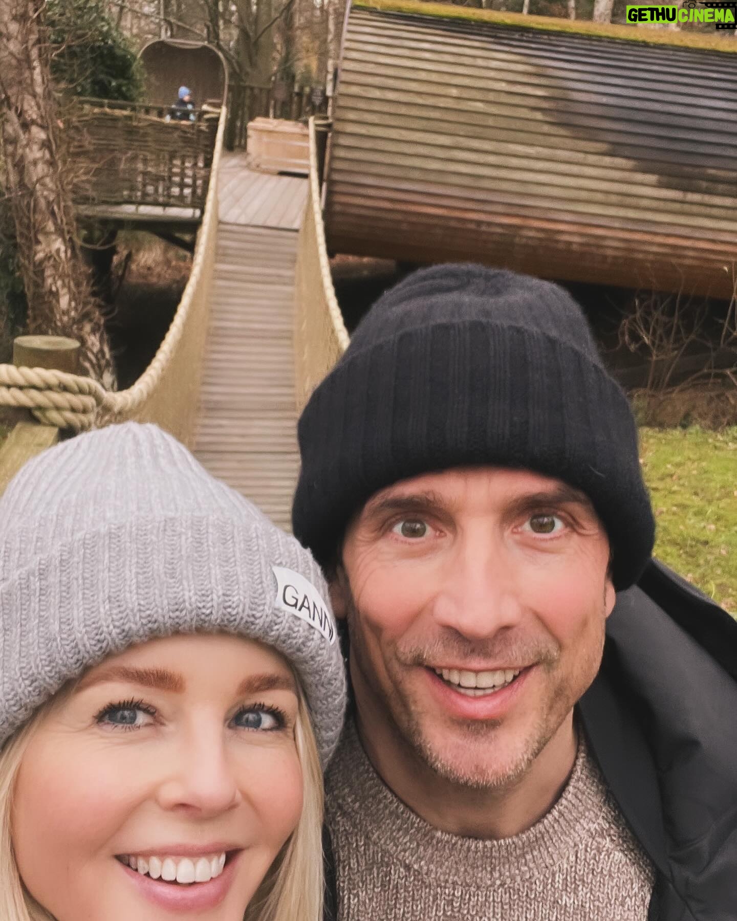 Chantal Janzen Instagram - Kerstvakantie in the Cotswolds❤️ 1. Bob en z’n moeder 2. Onze treehouse voor de nacht. Zó gezellig was dit 3. Het hotel heeft voor iedere gast wellies klaarstaan bij hun huisje (zachte dikke rubberen laarzen in dit geval) en we wandelden naar ‘n dorpje. Voornamelijk in de modder. ASMR liefhebber? In m’n stories heb ik dan een toppertje voor je 4. Als ware Downton Abbey-fanaten liepen m’n man ik met (bijna te enge) blije grimassen rond. Sprookjesachtige dorpen en huizen hier 5. We zagen zelfs ‘n zeer knap house 6. Wellies are my new thing 7. Hij vindt het nog steeds leuk met z’n ouders. Zegt ie. (Godzijdank🥹❤️) 8. Wellie & Wally: wannabe Downton Abbey-figuranten 9. Je kon buiten in bad. Waar toen een hert en eekhoorns voorbij kwamen, maar ik zag ze niet, Bobby zei het. Dus je kunt dit ook als níet waar beschouwen want kleuters zijn vaak zeer onbetrouwbaar in hun informatie 10. Dit was niet de naam van ons huisje ❤️