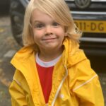 Chantal Janzen Instagram – 29 maart 2018. Om 07.30u belde ik naar de afdeling Verloskunde om te vragen hoe laat we mochten komen. We wisten dat ik op deze dag ingeleid zou worden. Om 11u stonden we op de gang daar, en zagen we dat de verloskamers namen van landen hadden. We stonden het dichtste bij ‘Mexico’, maar die wilden we niet want daar hebben we allebei iets tegen. Leg ik nog wel ‘s uit.
We kregen kamer Mexico. Er volgden weeënopwekkers door middel van een infuus en ze braken m’n vliezen. Rond 17u was er 4 centimeter ontsluiting. Gelukkig dacht ie toen nog niet ‘laat ik eens komen’ want dan had ik nooit meer kunnen fietsen, onder andere. Rond 17.40u zei ik tegen Marco dat ik zin had in bozen en frambessen. En de morfinepomp was nog niet eens aangesloten. En toen volgde een super uurtje: weeënstorm. Ik probeerde uit te tunen maar had op dat moment het gevoel alsof ik vanaf m’n maag en m’n hele onderkant in een doorgedraaide shredder vastzat. Ik zei dat de ruggenprik nu wel mocht komen. Op het moment dat de anesthesist middenin een van de pijnlijkste weeën zei ‘Je moet nu voorover bukken’ wilde ik op dat moment roepen ‘Sterf Jeroen’ maar ik zei OOOKEEEEEE en dat was beter. Voor Jeroen.
Om 22.30u werd er een kindje geboren wat niet huilde, waar ik van schrok en daarom riep ‘Gaat het goed met ‘m??’ Alles was ok. Hij had een glimlach op z’n gezicht. Achteraf dacht ik dat ik dit alleen zag door de morfinepomp, maar Marco zag het ook. ‘Als je zelf naar het toilet bent geweest mag je naar huis’, zei de verpleegkundige. Ik zei, met 4 verse hechtingen: ‘Nou ik weet één ding: ik ga nooit meer poepen’.
‘Jawel’, zei ze resoluut, ‘dat doe jij wel mevrouwtje’, zei ze met een heerlijk accent door haar Surinaamse roots.
Om 04.00u ‘s nachts kwamen we thuis en maakten we James, Isaa en Zion wakker, Essie via facetime. We legden Bobby naast James in bed en ik heb van geluk heel lang gehuild. Ik keek naar Bobby en dacht: Alles is goed.
Jouw oma, mijn moeder, noemt jou ‘De eeuwige glimlach’. En daar heeft ze gelijk in.
We houden met z’n allen zo van jou, onze kleine geluksbrenger. Je bent een zon in zoveel levens. En nu ben je 6. Ik verheug me op alles wat nog komen gaat met jou. ❤️🎈
