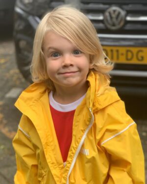 Chantal Janzen Instagram - 29 maart 2018. Om 07.30u belde ik naar de afdeling Verloskunde om te vragen hoe laat we mochten komen. We wisten dat ik op deze dag ingeleid zou worden. Om 11u stonden we op de gang daar, en zagen we dat de verloskamers namen van landen hadden. We stonden het dichtste bij ‘Mexico’, maar die wilden we niet want daar hebben we allebei iets tegen. Leg ik nog wel ‘s uit. 
We kregen kamer Mexico. Er volgden weeënopwekkers door middel van een infuus en ze braken m’n vliezen. Rond 17u was er 4 centimeter ontsluiting. Gelukkig dacht ie toen nog niet ‘laat ik eens komen’ want dan had ik nooit meer kunnen fietsen, onder andere. Rond 17.40u zei ik tegen Marco dat ik zin had in bozen en frambessen. En de morfinepomp was nog niet eens aangesloten. En toen volgde een super uurtje: weeënstorm. Ik probeerde uit te tunen maar had op dat moment het gevoel alsof ik vanaf m’n maag en m’n hele onderkant in een doorgedraaide shredder vastzat. Ik zei dat de ruggenprik nu wel mocht komen. Op het moment dat de anesthesist middenin een van de pijnlijkste weeën zei ‘Je moet nu voorover bukken’ wilde ik op dat moment roepen ‘Sterf Jeroen’ maar ik zei OOOKEEEEEE en dat was beter. Voor Jeroen. 
Om 22.30u werd er een kindje geboren wat niet huilde, waar ik van schrok en daarom riep ‘Gaat het goed met ‘m??’ Alles was ok. Hij had een glimlach op z’n gezicht. Achteraf dacht ik dat ik dit alleen zag door de morfinepomp, maar Marco zag het ook. ‘Als je zelf naar het toilet bent geweest mag je naar huis’, zei de verpleegkundige. Ik zei, met 4 verse hechtingen: ‘Nou ik weet één ding: ik ga nooit meer poepen’. 
‘Jawel’, zei ze resoluut, ‘dat doe jij wel mevrouwtje’, zei ze met een heerlijk accent door haar Surinaamse roots. 
Om 04.00u ‘s nachts kwamen we thuis en maakten we James, Isaa en Zion wakker, Essie via facetime. We legden Bobby naast James in bed en ik heb van geluk heel lang gehuild. Ik keek naar Bobby en dacht: Alles is goed. 
Jouw oma, mijn moeder, noemt jou ‘De eeuwige glimlach’. En daar heeft ze gelijk in. 
We houden met z’n allen zo van jou, onze kleine geluksbrenger. Je bent een zon in zoveel levens. En nu ben je 6. Ik verheug me op alles wat nog komen gaat met jou. ❤️🎈